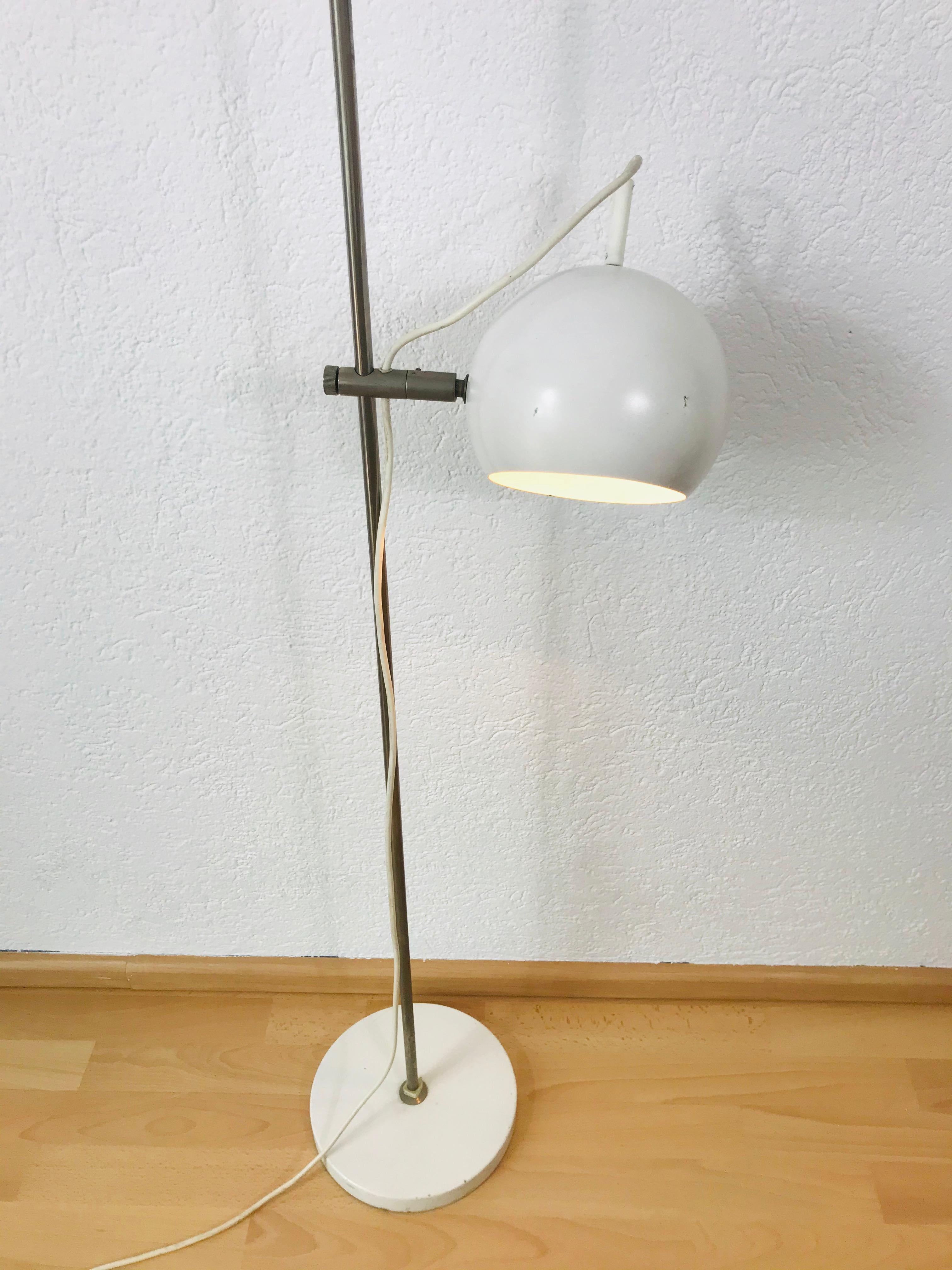 Midcentury White Floor Lamp in the Style of Joe Colombo, 1960s For Sale 1