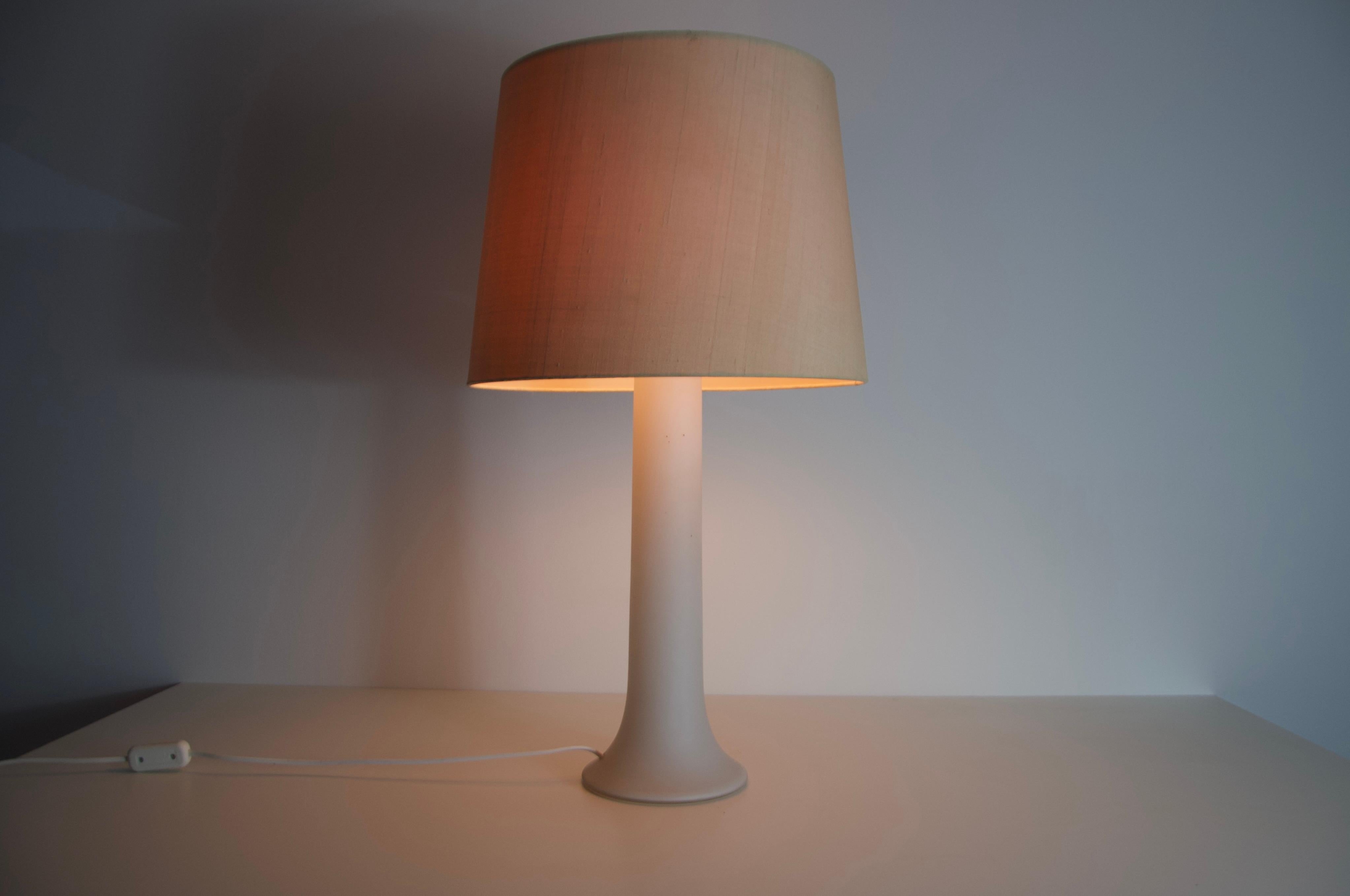 Mid Century White Glass and Fabric Shade Table Lamp by Luxus Sweden, 1960s en venta 3