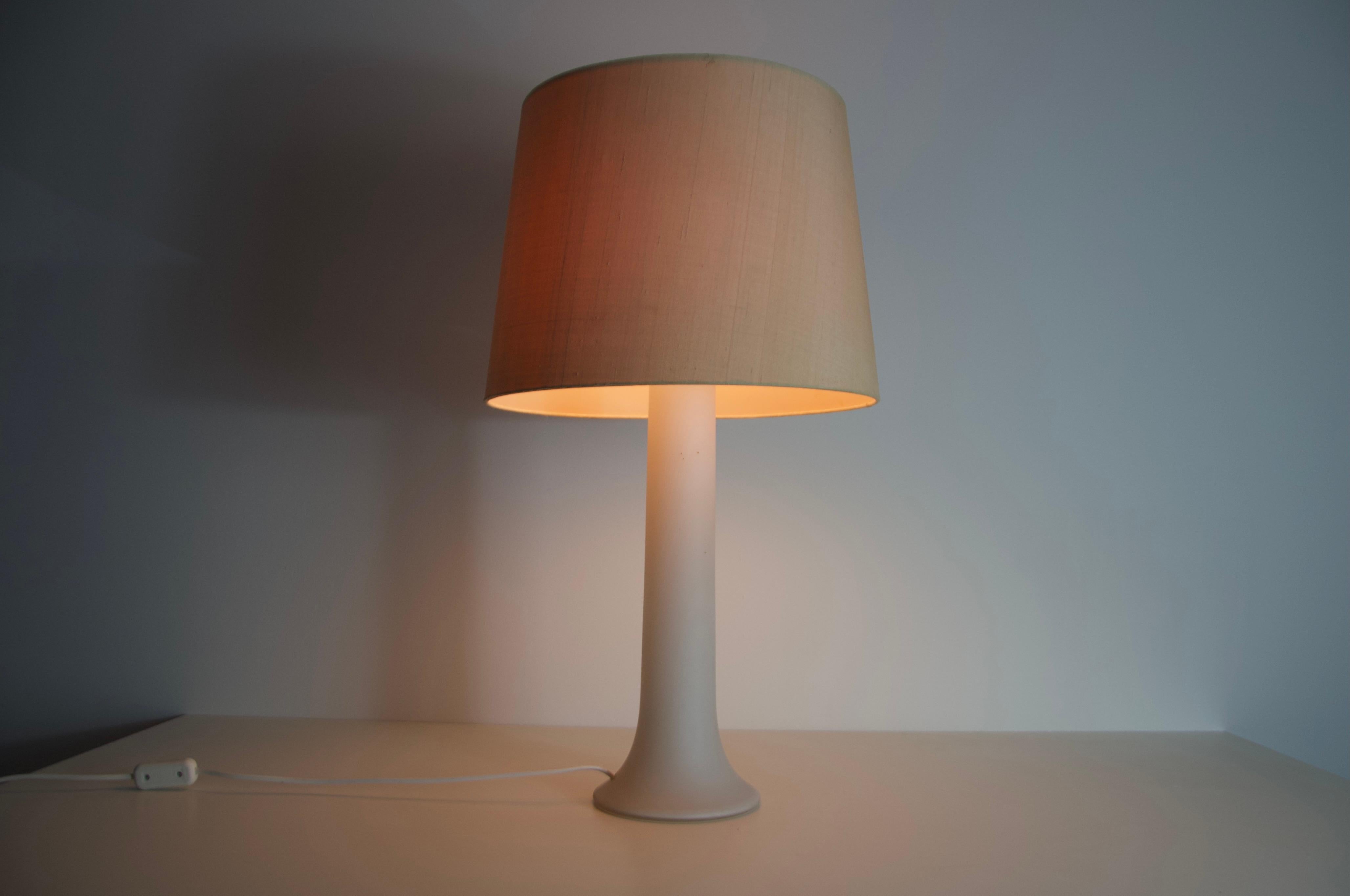 Mid Century White Glass and Fabric Shade Table Lamp by Luxus Sweden, 1960s en venta 4