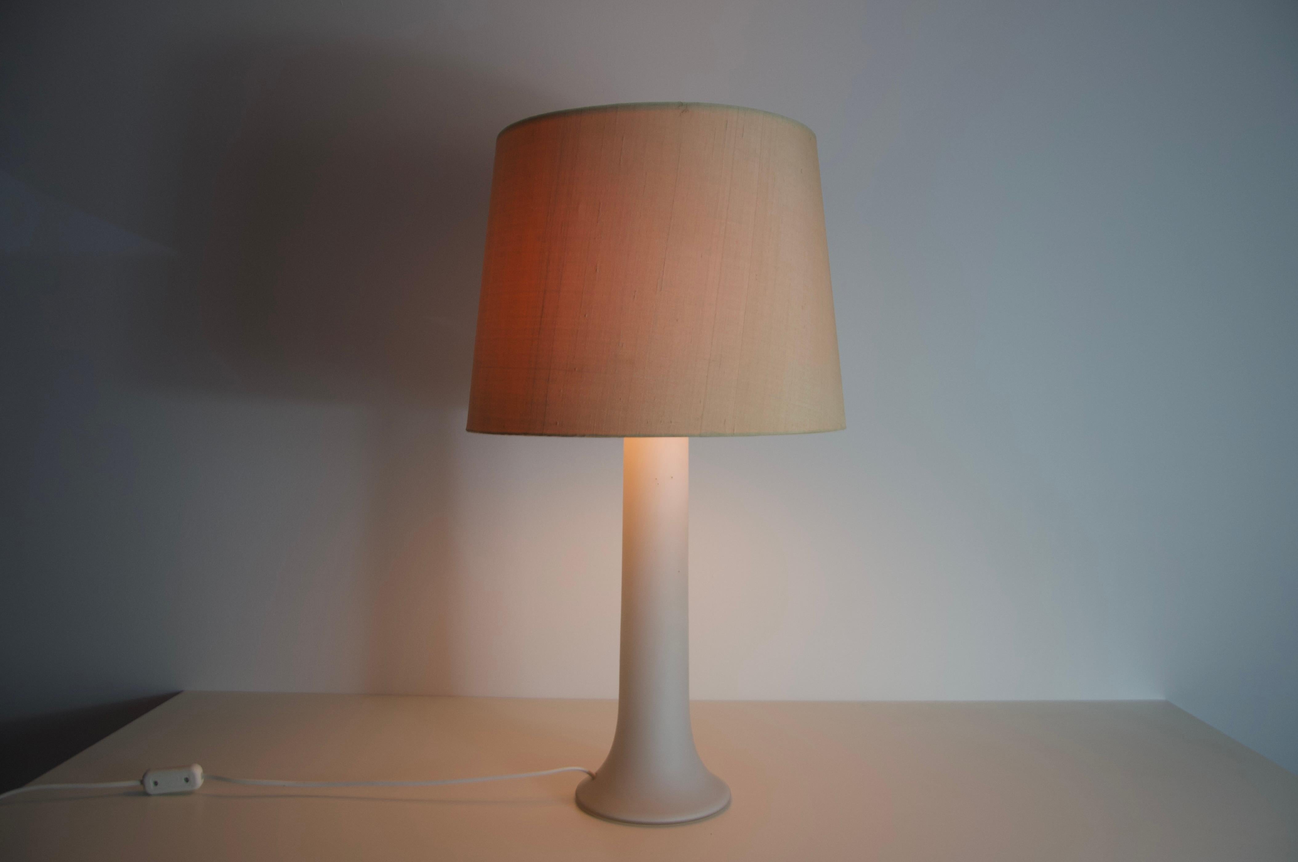 Mid Century White Glass and Fabric Shade Table Lamp by Luxus Sweden, 1960s en venta 5