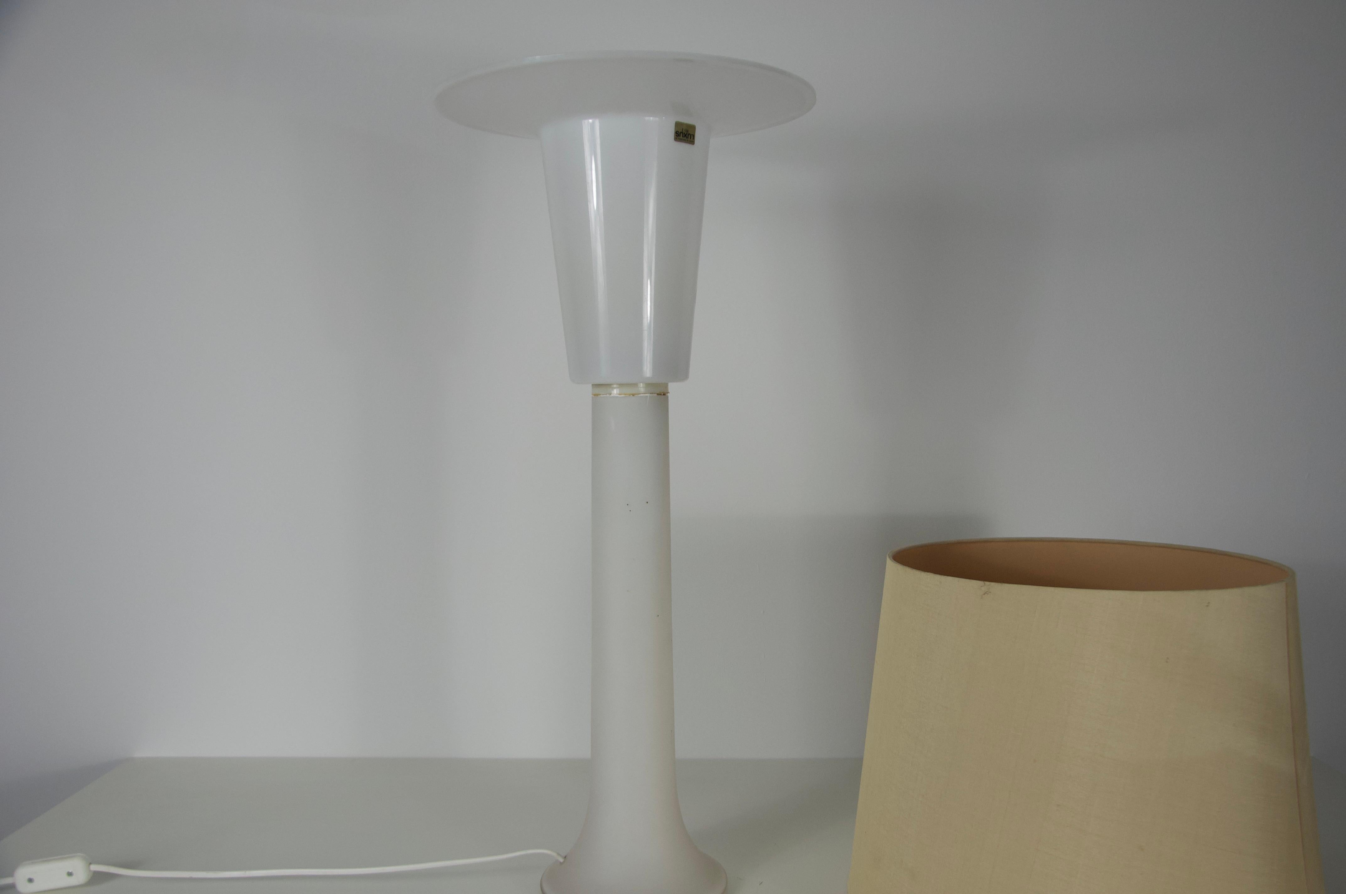 Mid Century White Glass and Fabric Shade Table Lamp by Luxus Sweden, 1960s en venta 8