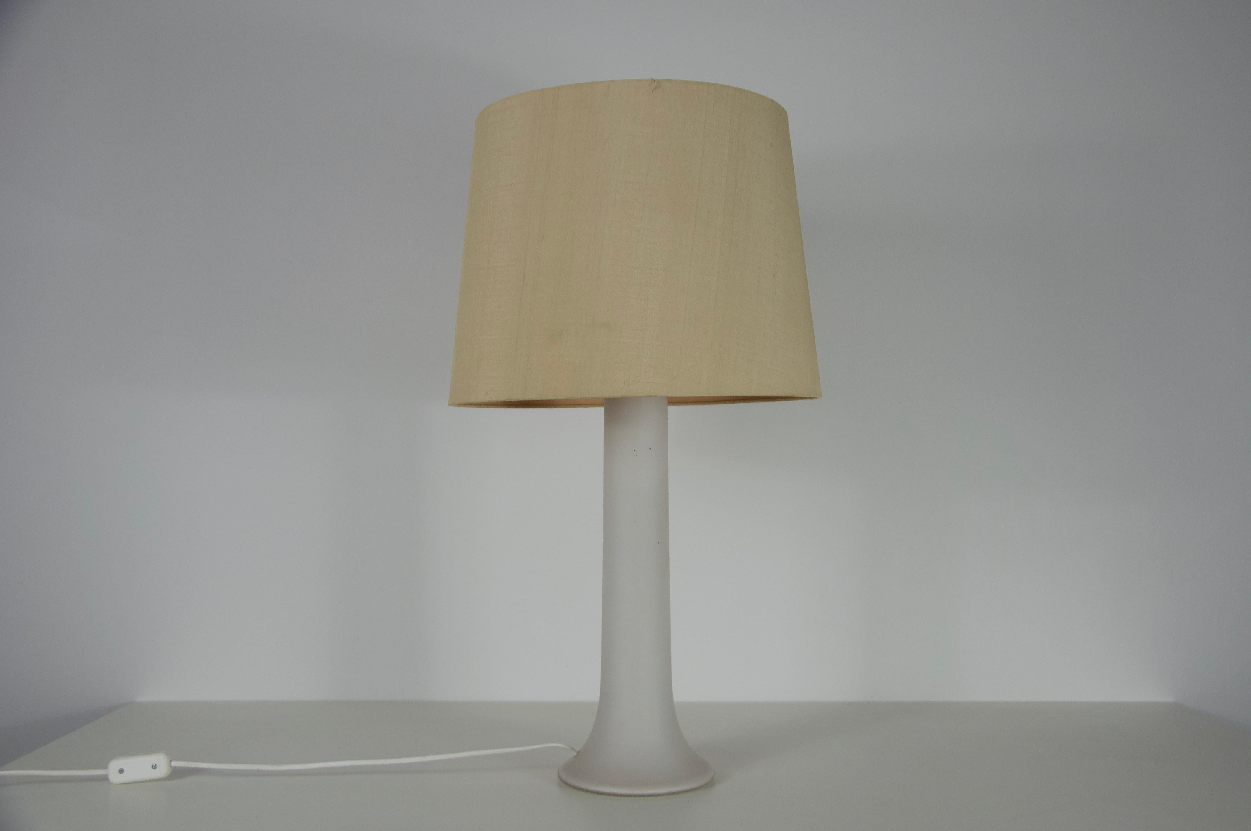 Impresionante lámpara de sobremesa de gran tamaño, fabricada por Luxus Suecia en la década de 1960, que ejemplifica la elegancia y la calidad escandinavas. La base es de exquisito cristal blanco, lo que añade un toque refinado a su diseño.