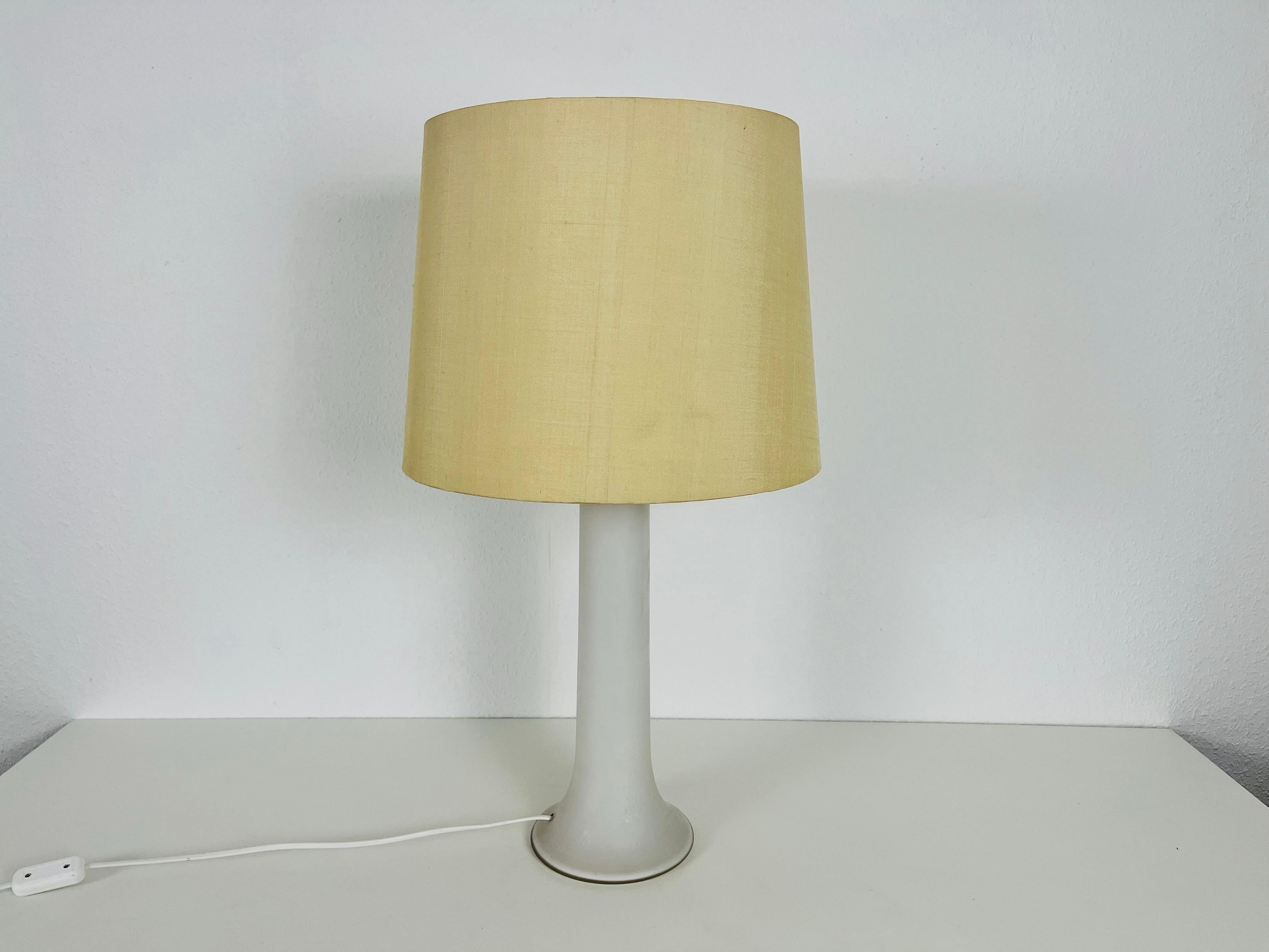 Mid-Century Modern Lampe de bureau du milieu du siècle dernier en verre blanc et abat-jour en tissu par Luxus Suède, années 1960 en vente