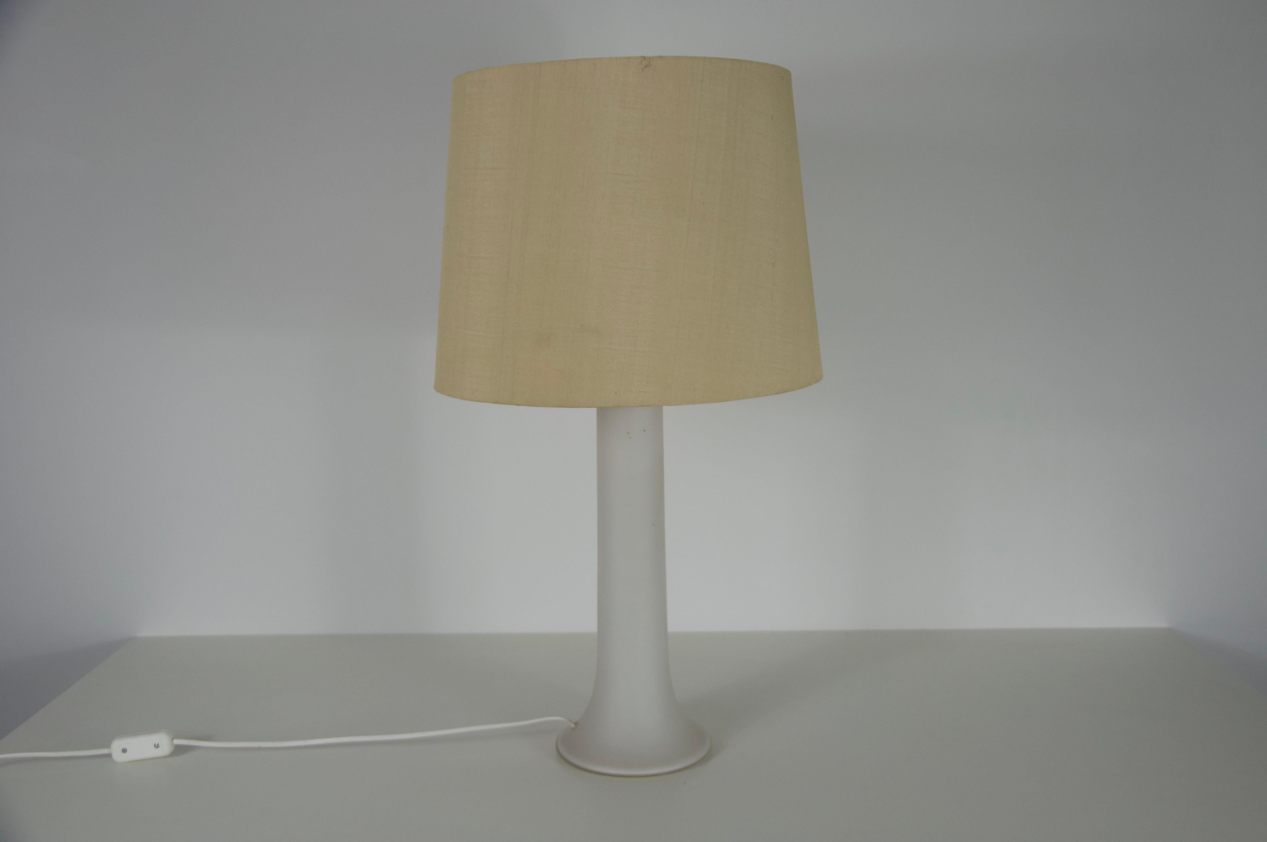 Mid Century White Glass and Fabric Shade Table Lamp by Luxus Sweden, 1960s Moderno de mediados de siglo en venta