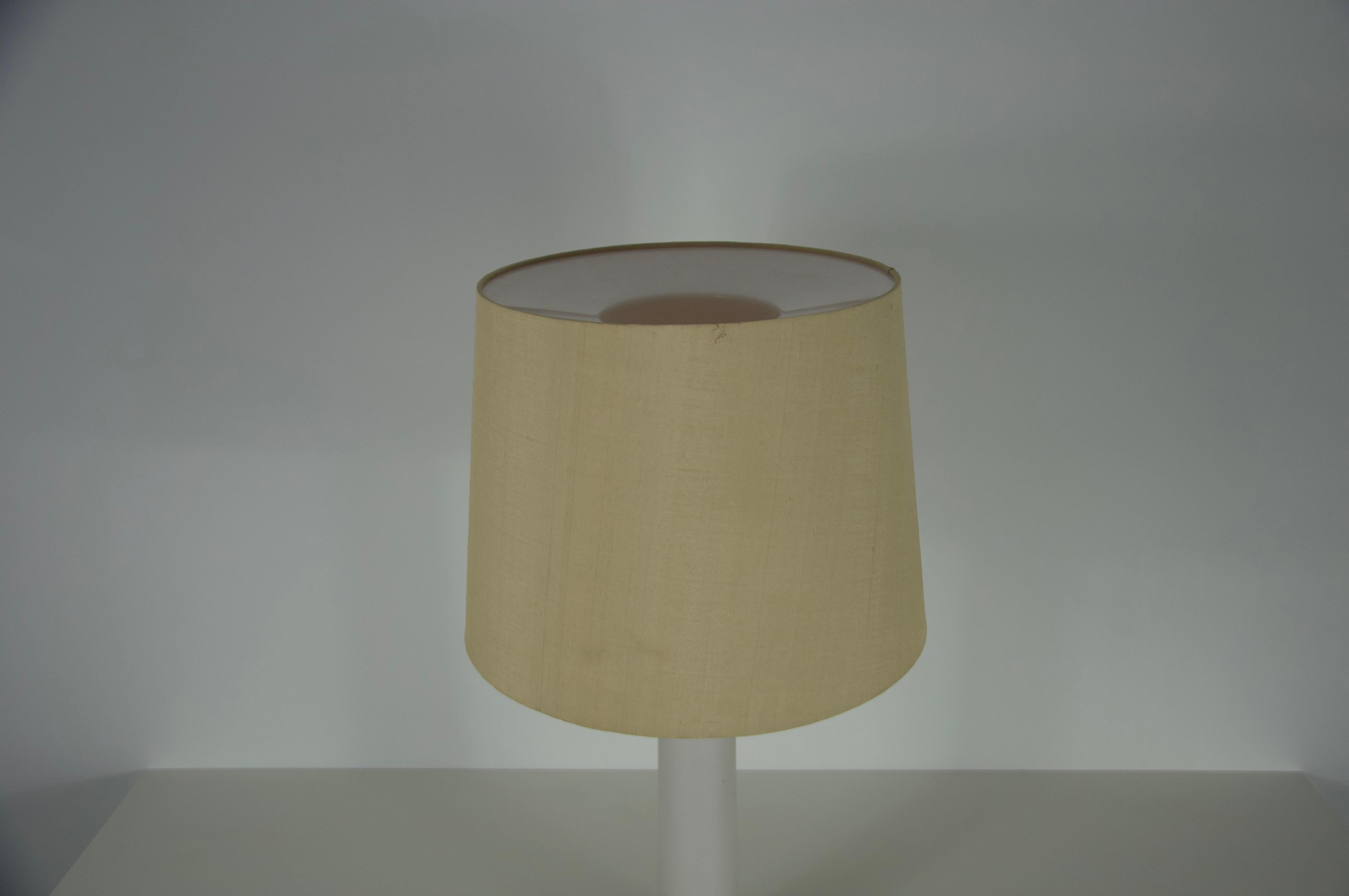 Mid Century White Glass and Fabric Shade Table Lamp by Luxus Sweden, 1960s Sueco en venta