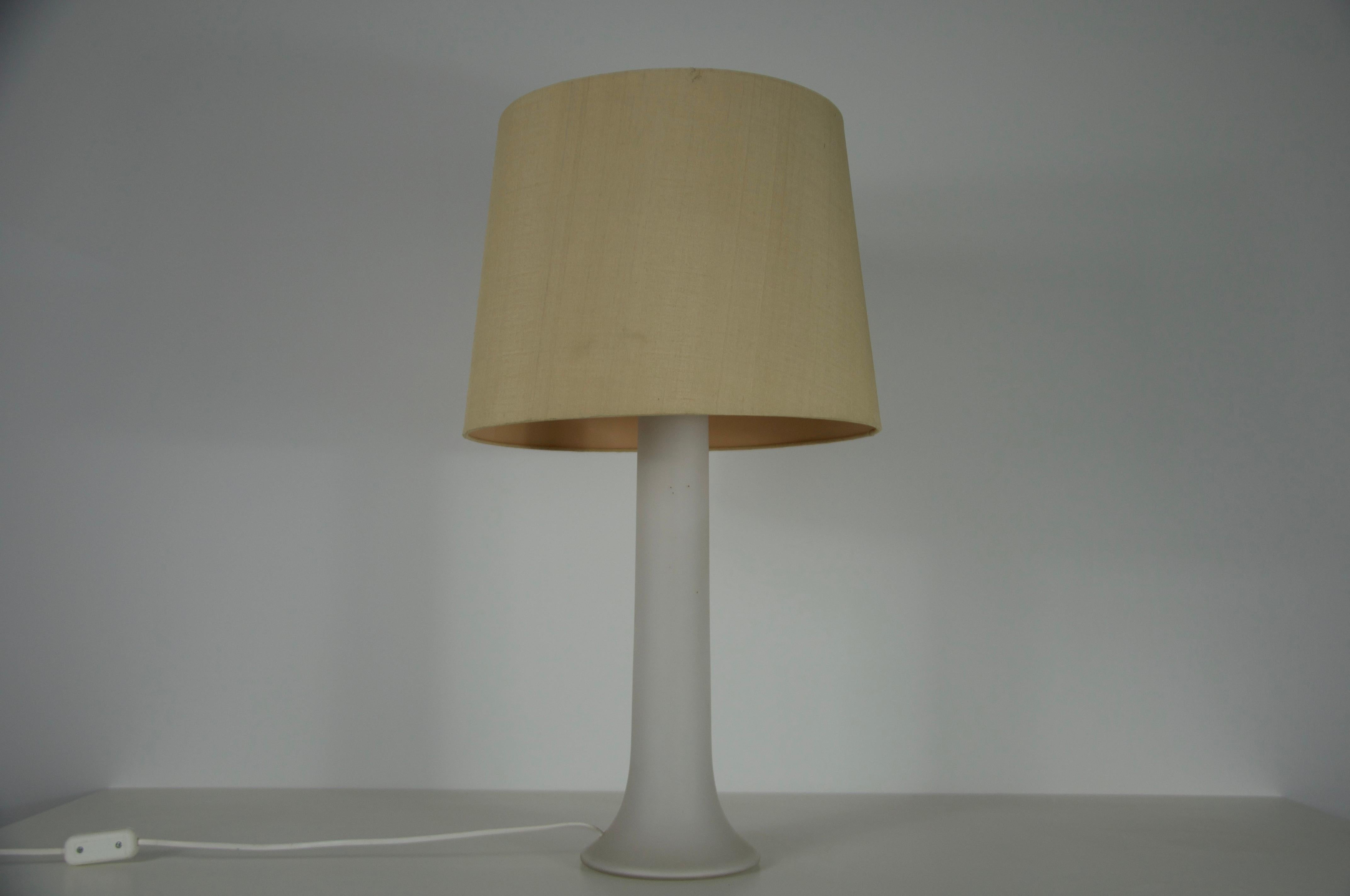 Mid Century White Glass and Fabric Shade Table Lamp by Luxus Sweden, 1960s mediados del siglo XX en venta