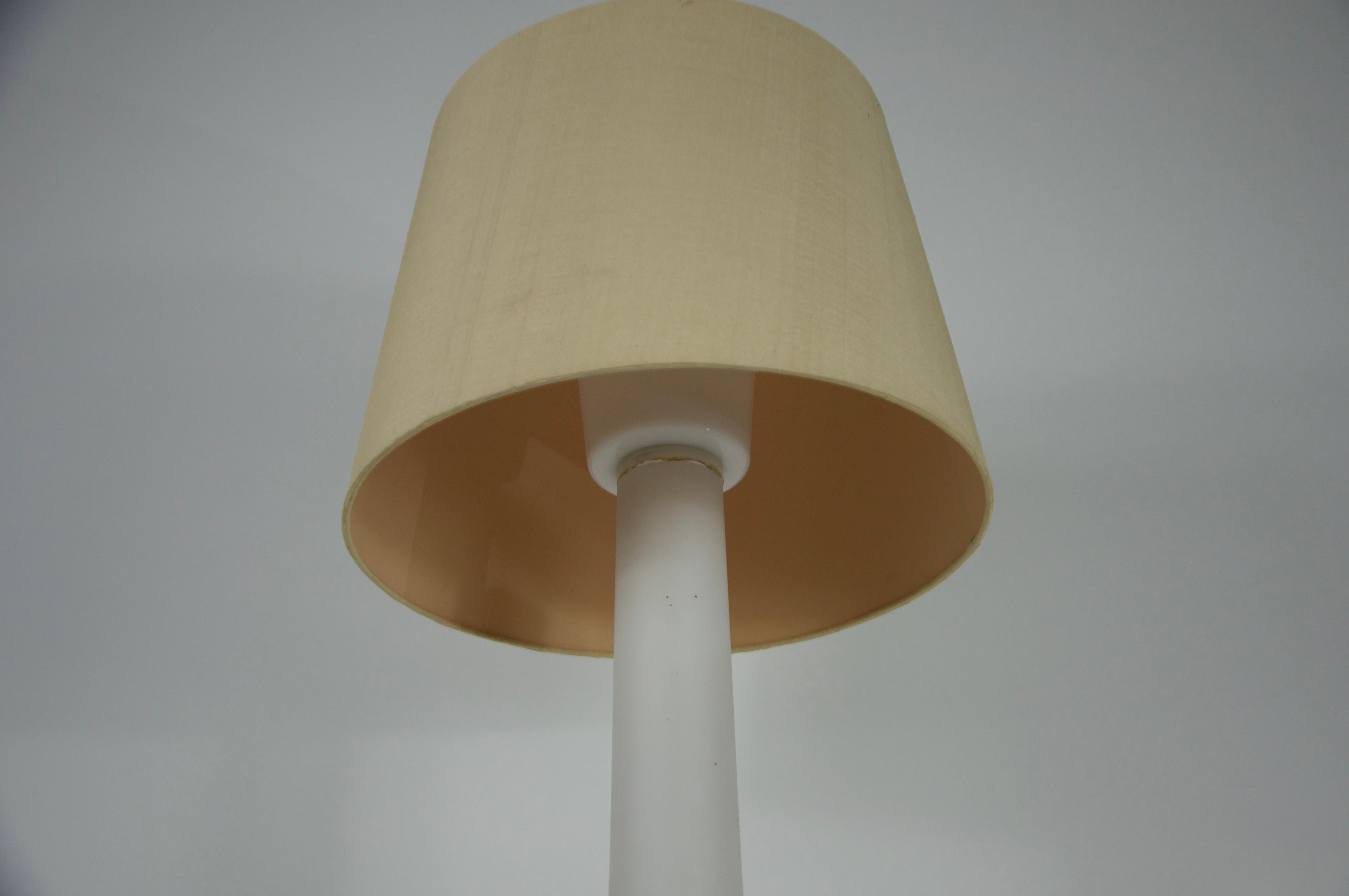 Mid Century White Glass and Fabric Shade Table Lamp by Luxus Sweden, 1960s en venta 1