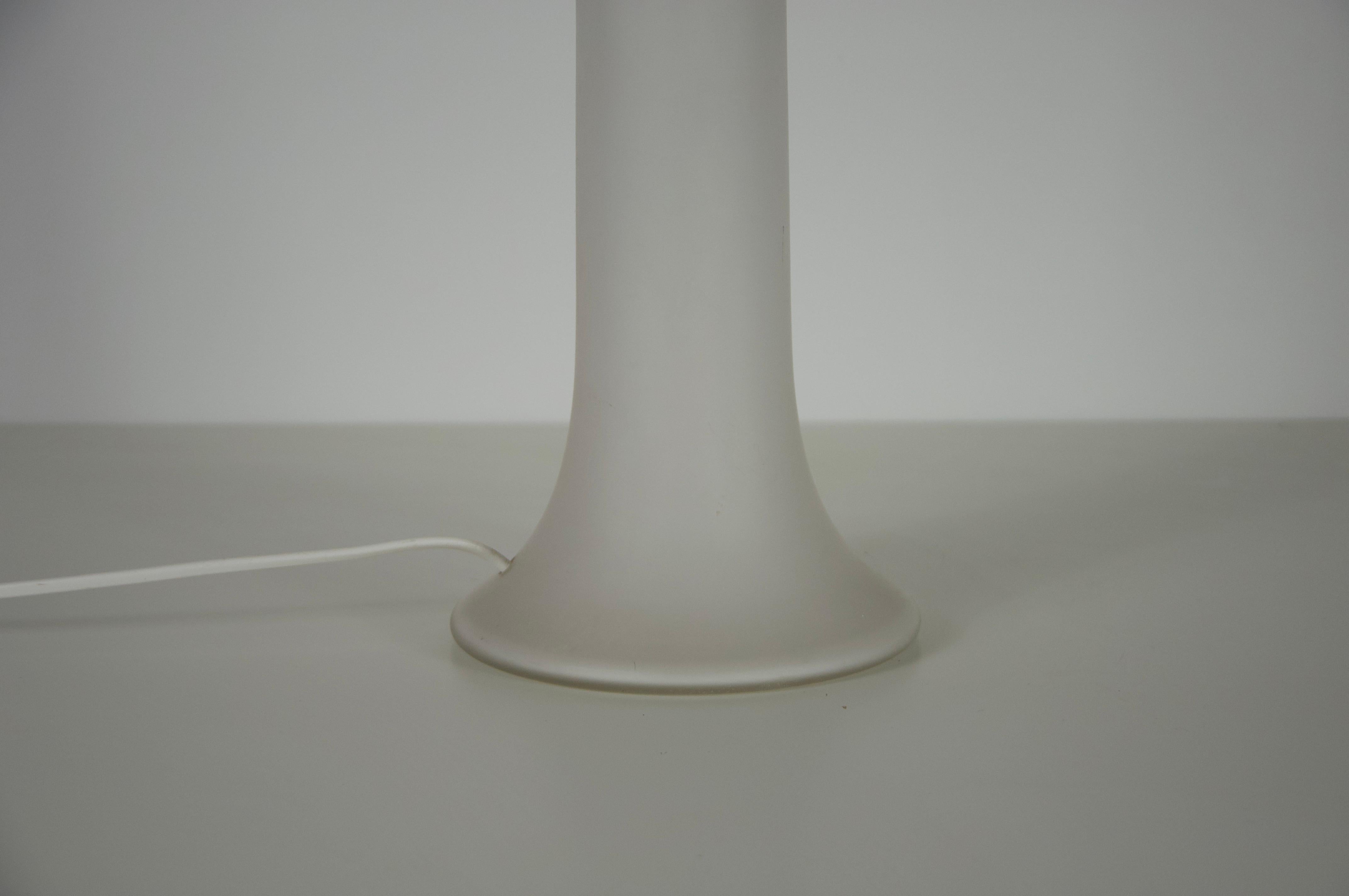 Mid Century White Glass and Fabric Shade Table Lamp by Luxus Sweden, 1960s en venta 2