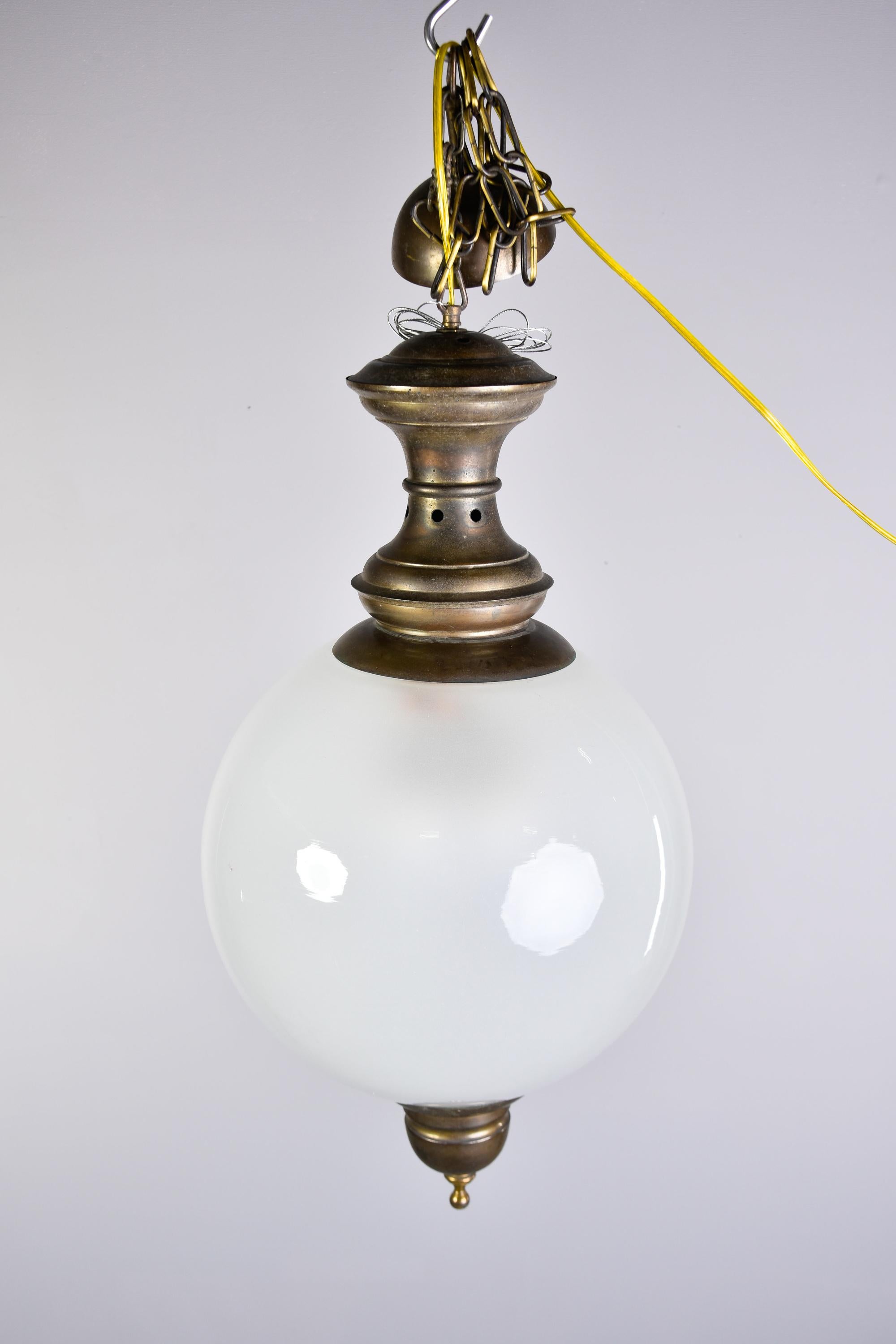 Weiße Glaskugel-Leuchte aus der Mitte des Jahrhunderts mit Bronzebeschlägen im Angebot 3