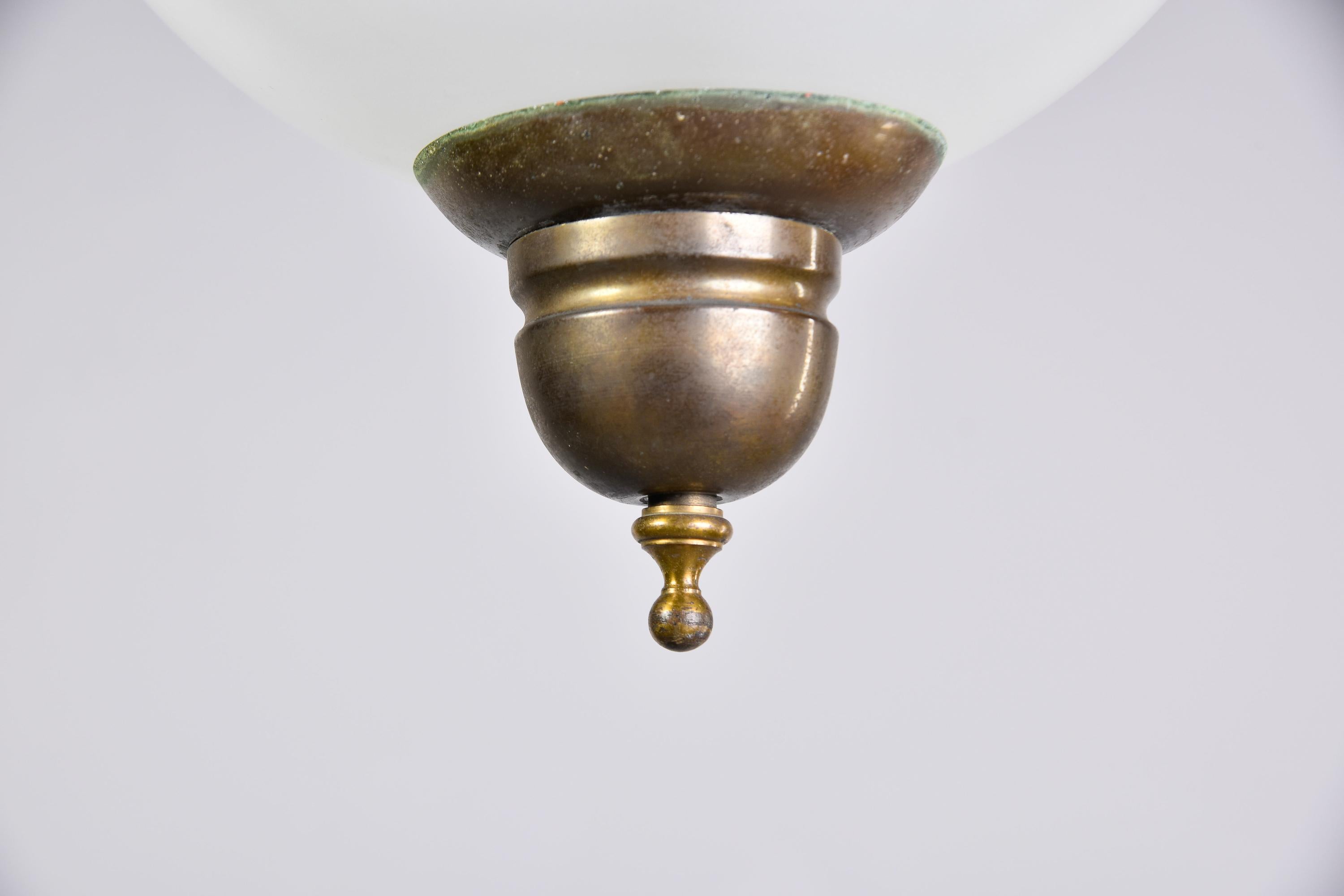 Weiße Glaskugel-Leuchte aus der Mitte des Jahrhunderts mit Bronzebeschlägen im Angebot 4