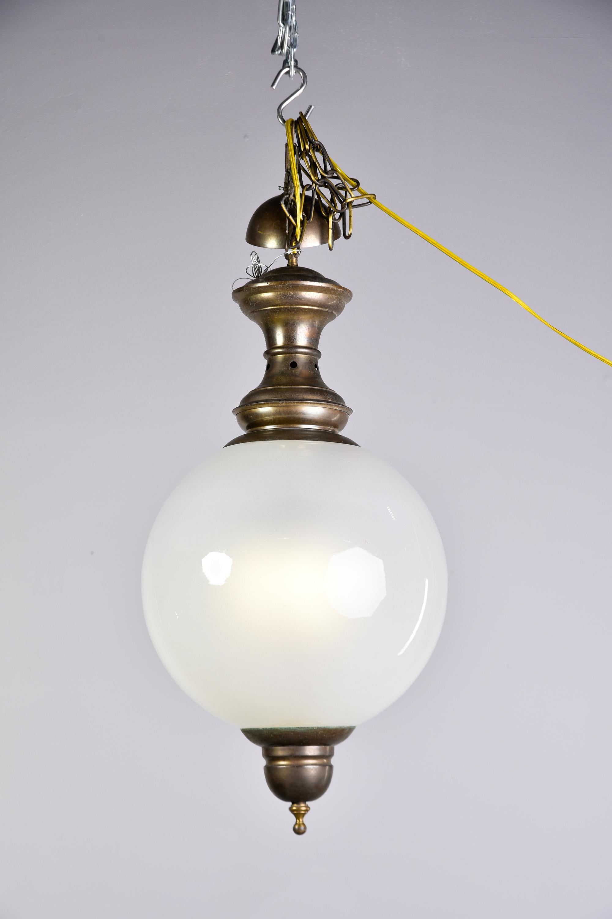Weiße Glaskugel-Leuchte aus der Mitte des Jahrhunderts mit Bronzebeschlägen im Angebot 5