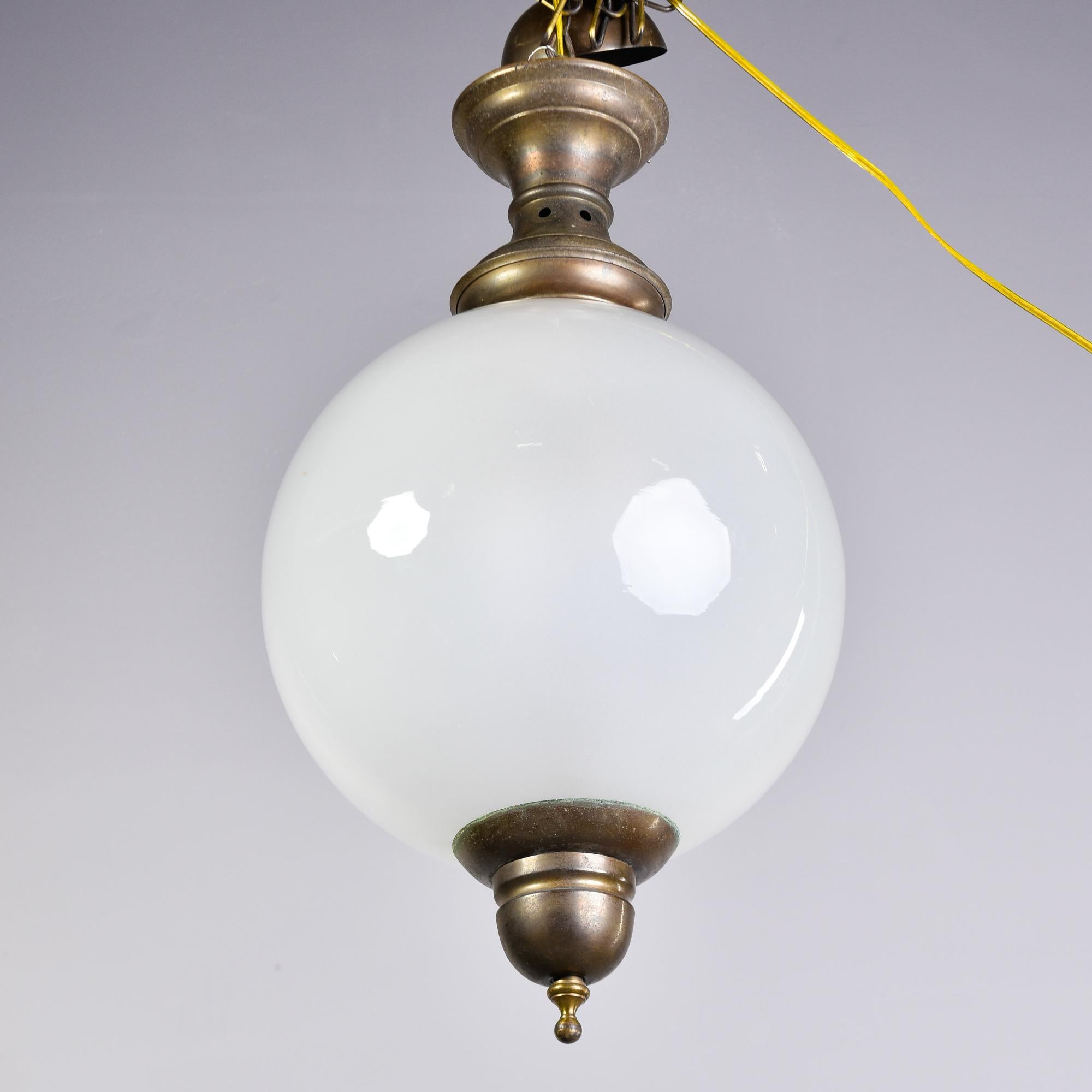 Weiße Glaskugel-Leuchte aus der Mitte des Jahrhunderts mit Bronzebeschlägen (Moderne der Mitte des Jahrhunderts) im Angebot