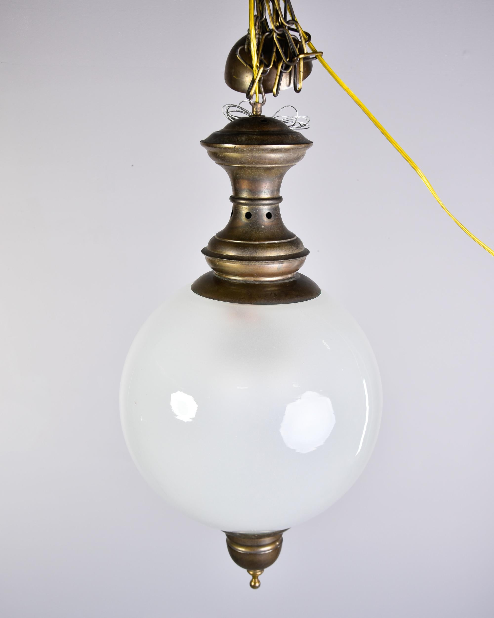 Weiße Glaskugel-Leuchte aus der Mitte des Jahrhunderts mit Bronzebeschlägen (Metall) im Angebot