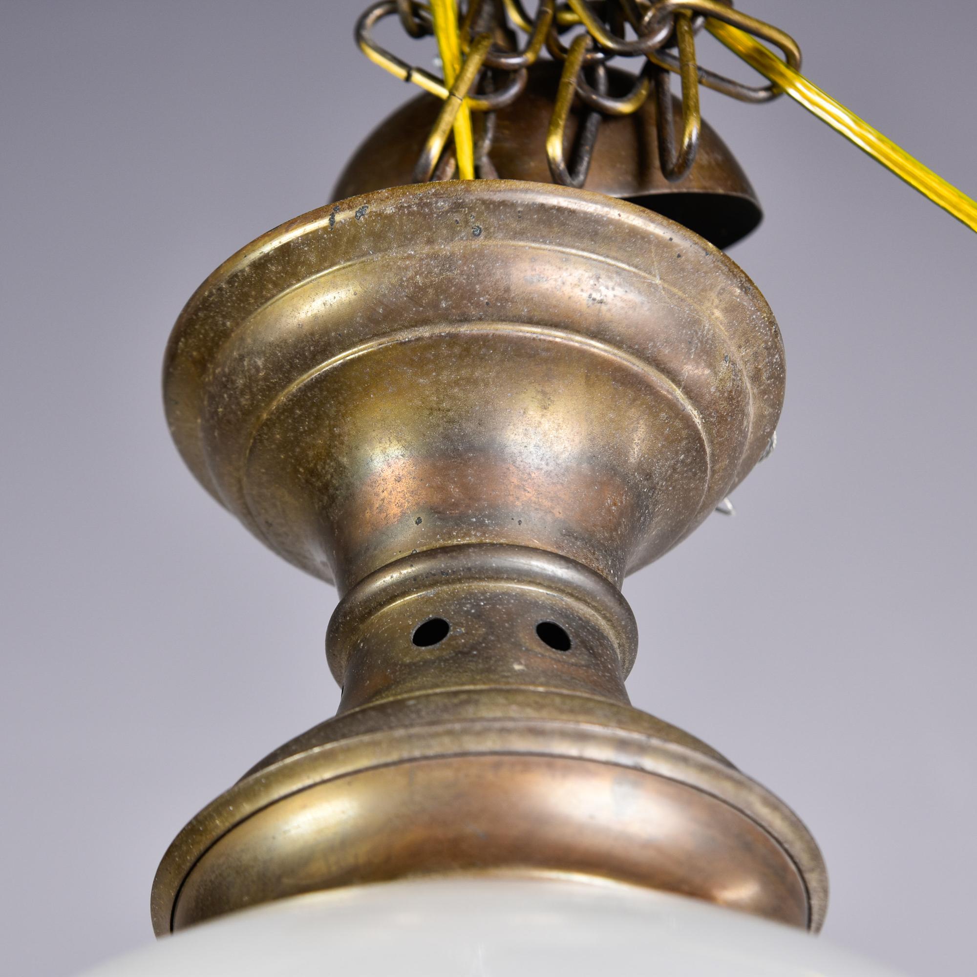 Weiße Glaskugel-Leuchte aus der Mitte des Jahrhunderts mit Bronzebeschlägen im Angebot 1