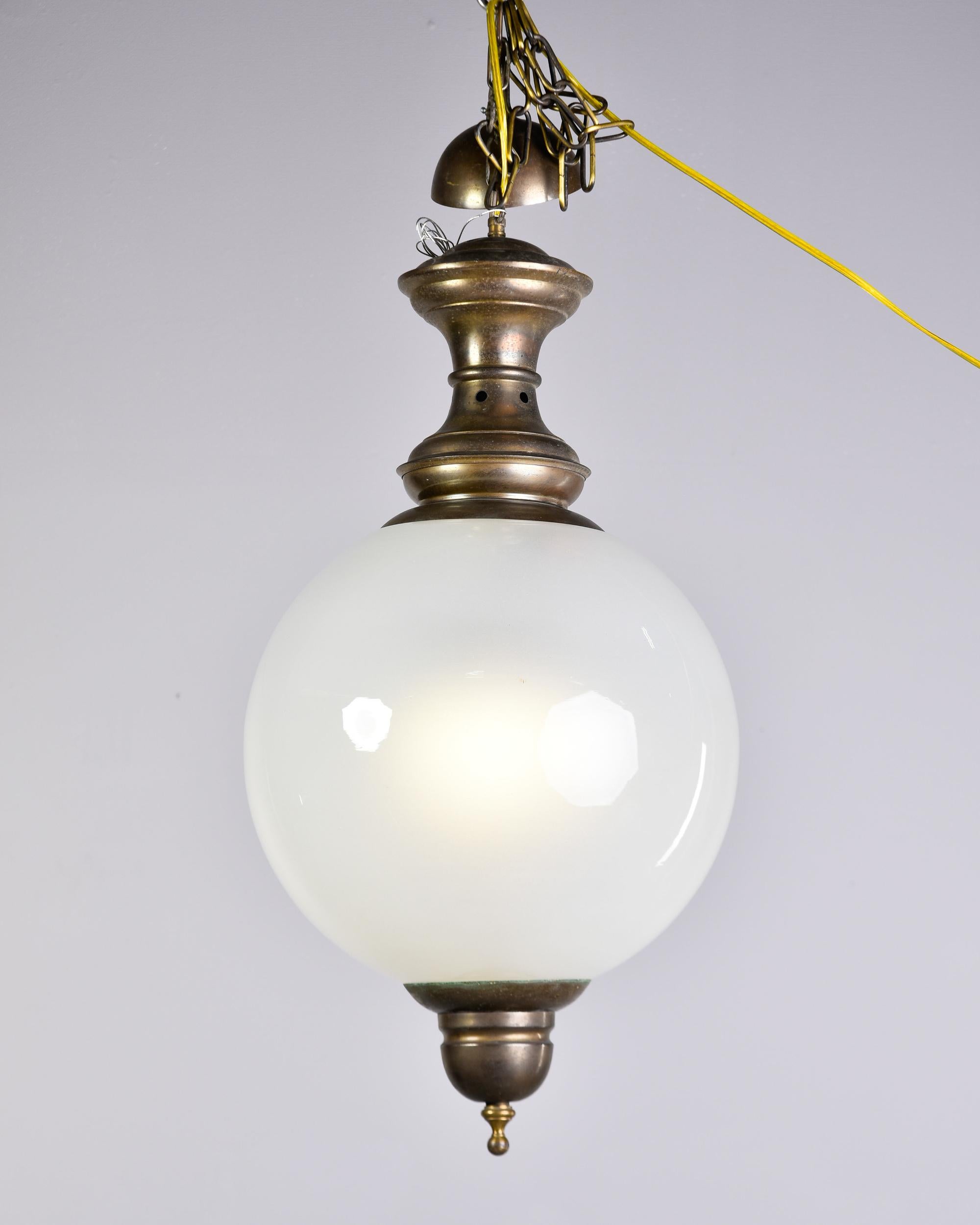 Weiße Glaskugel-Leuchte aus der Mitte des Jahrhunderts mit Bronzebeschlägen im Angebot 2