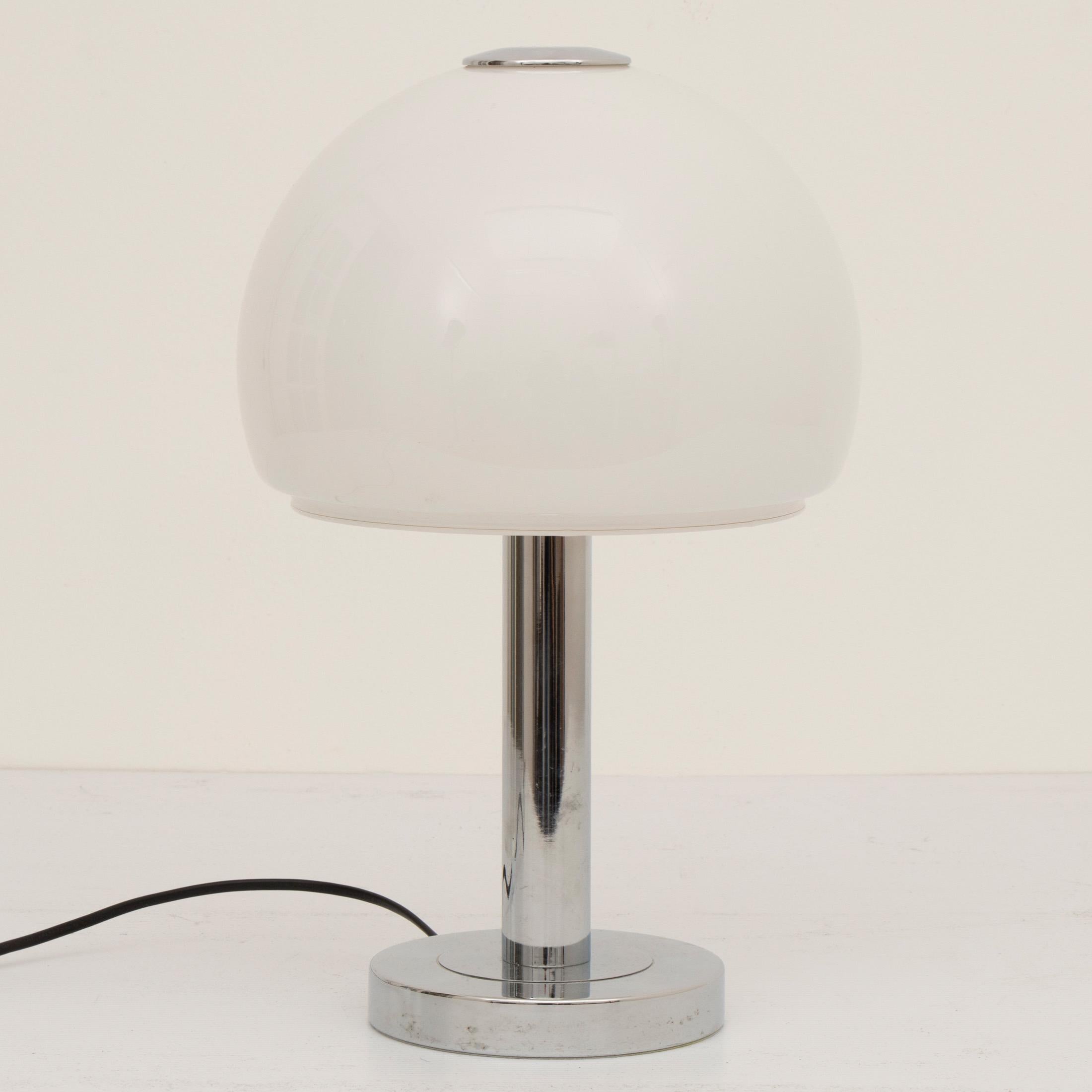 Midcentury domed glass lamp on a polished chrome base.
Measures: H 41 cm, W 26 cm, D 26 cm
Germany circa 1960.