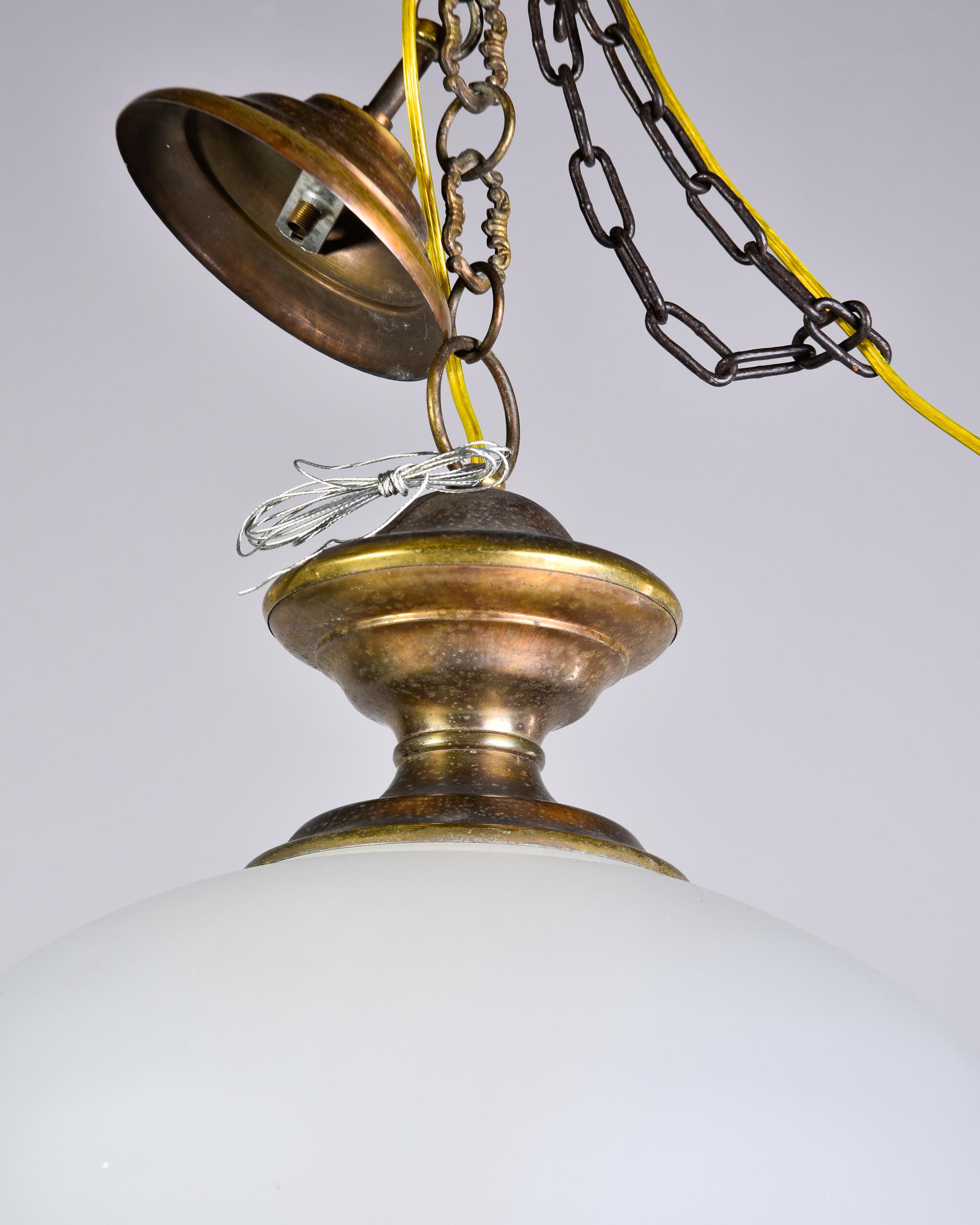 Mid Century White Glas Pendelleuchte mit Bronze Armaturen im Zustand „Gut“ im Angebot in Troy, MI