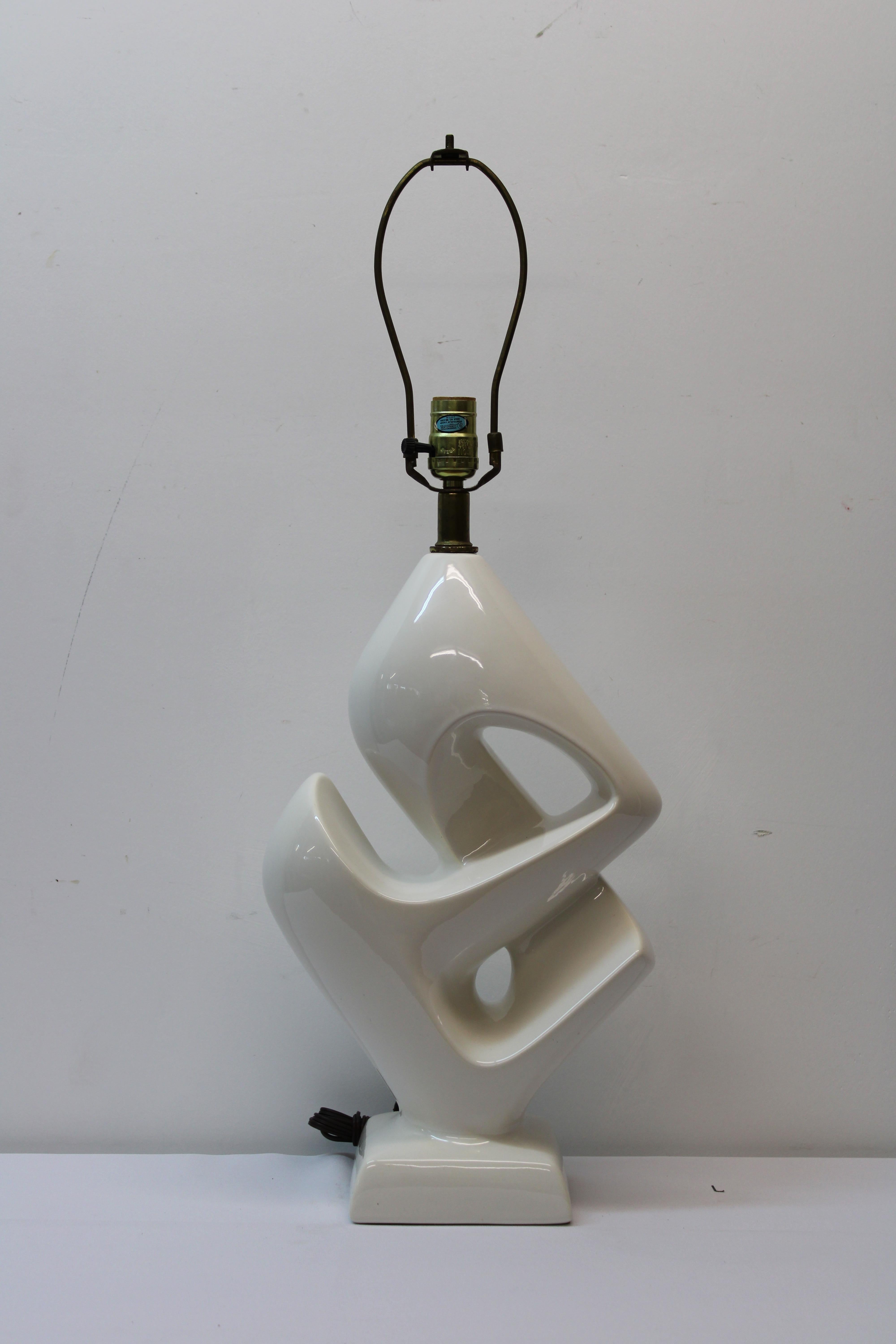 Lampes de table abstraites du milieu du siècle, émaillées en blanc Bon état - En vente à San Francisco, CA