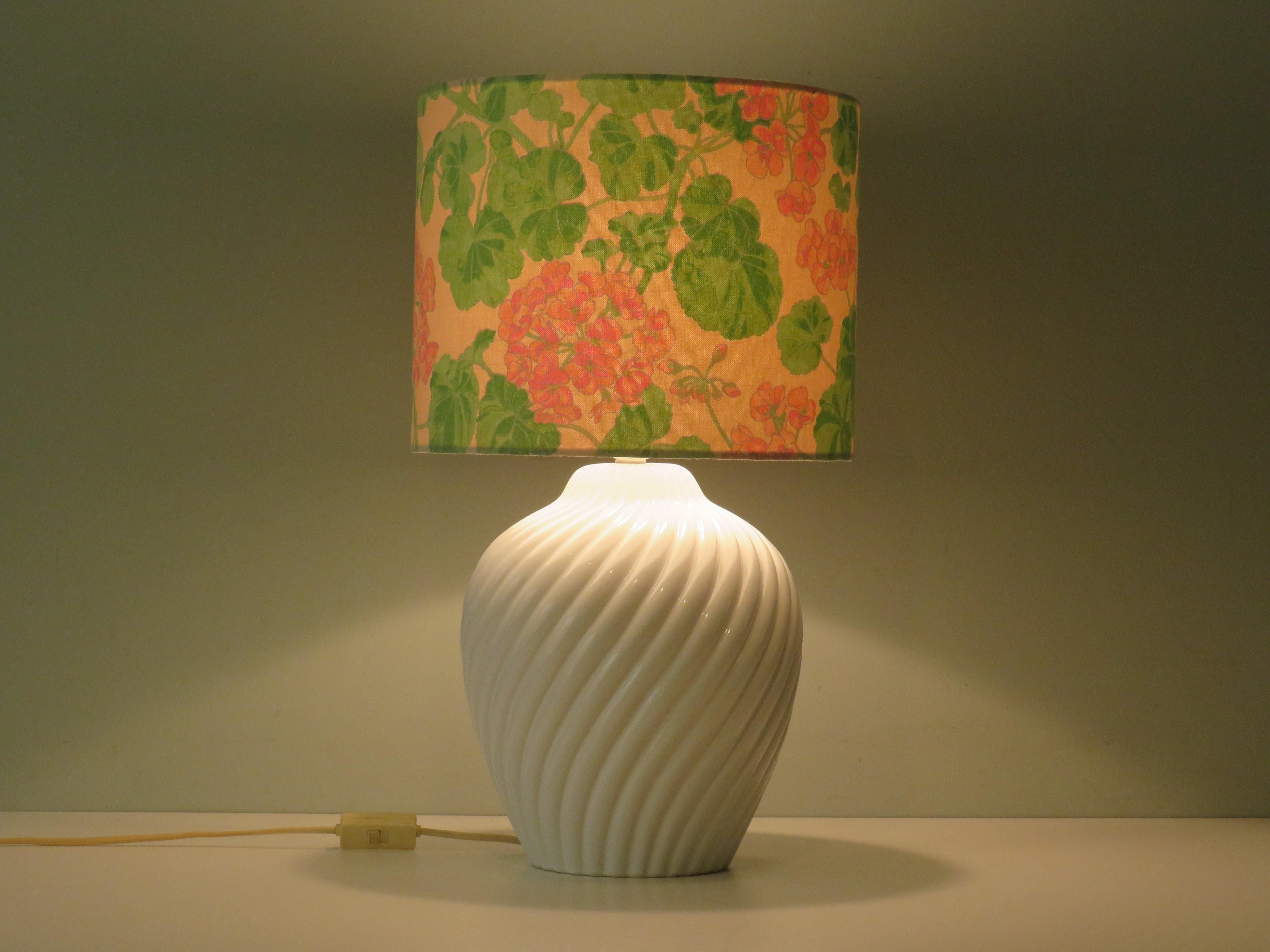 Remarkable ceramic lamp base with custom lampshade in fabric with pelargonium motif. The lamp is equipped with 1 E 27 fitting and a white cord with white on and off button and plug.
Dimensions: total: height 52 cm, maximum diameter 30 cm
Lamp