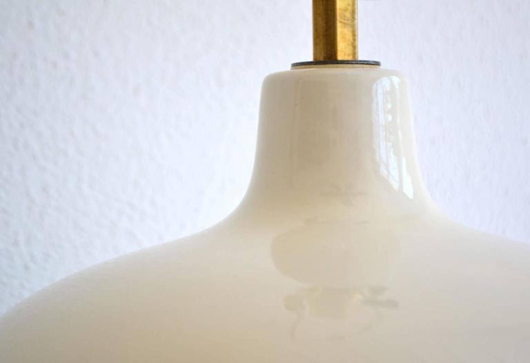 Midcentury White Glazed Ceramic Gourd Form Table Lamp In Excellent Condition In West Palm Beach, FL