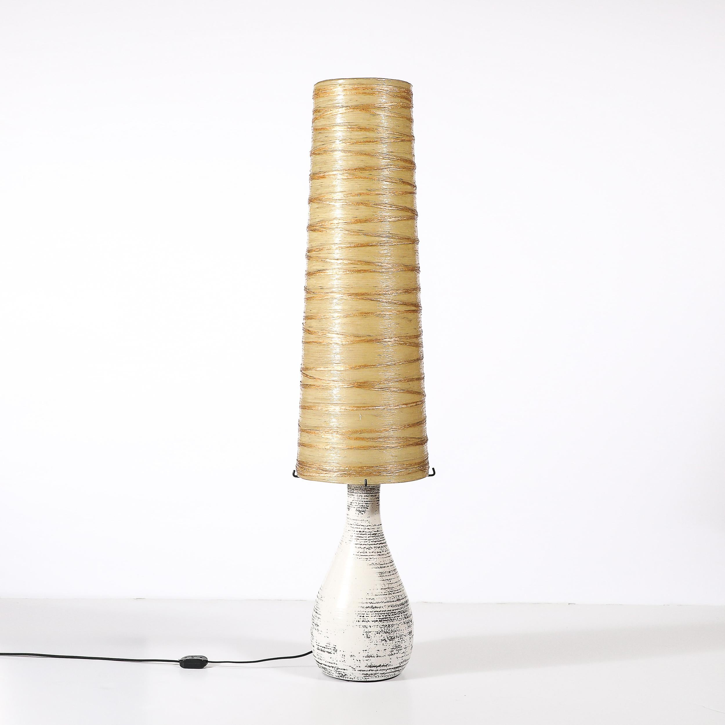 Lampe de table du milieu du siècle en céramique blanche émaillée avec abat-jour monumental en résine filée en vente 3