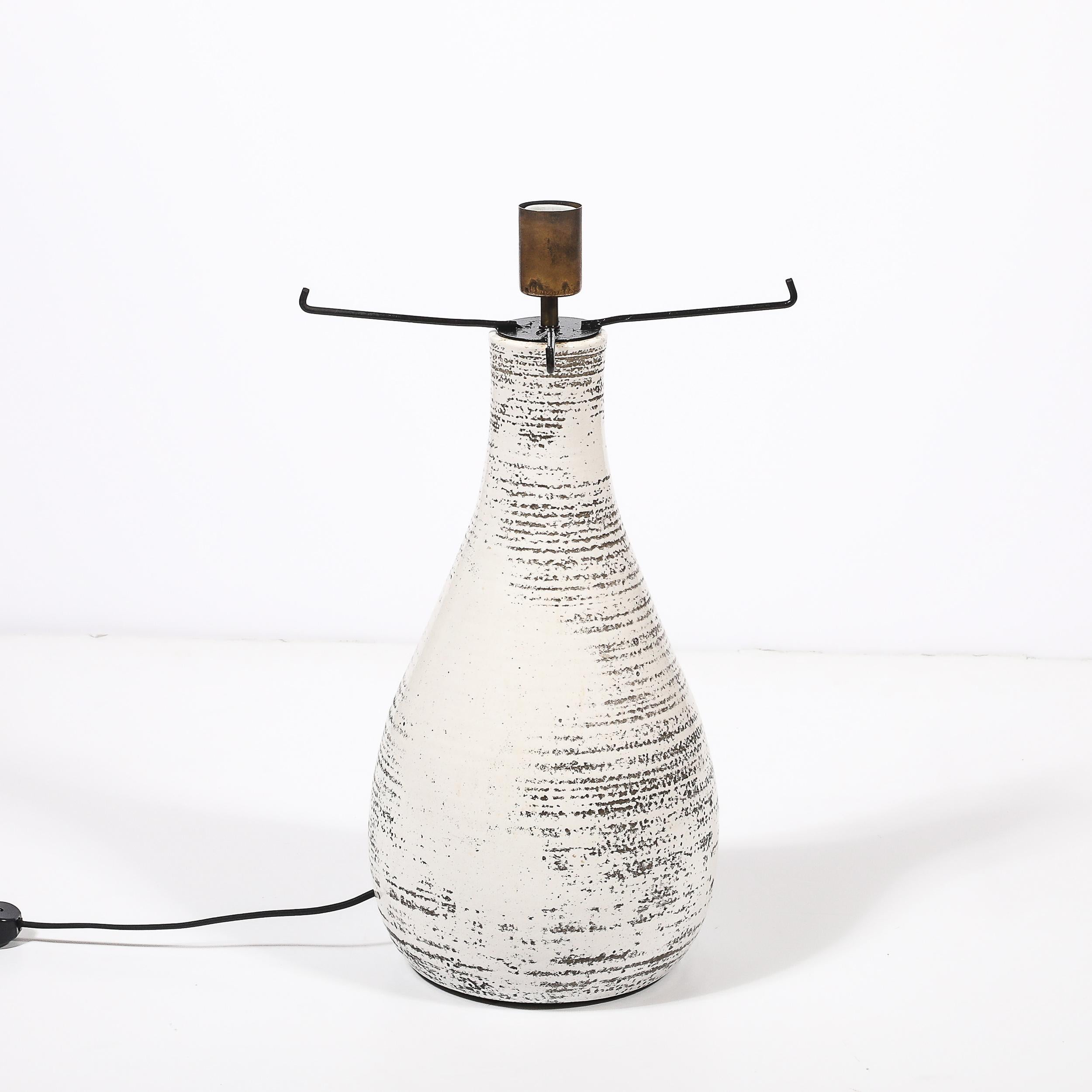 Lampe de table du milieu du siècle en céramique blanche émaillée avec abat-jour monumental en résine filée en vente 6