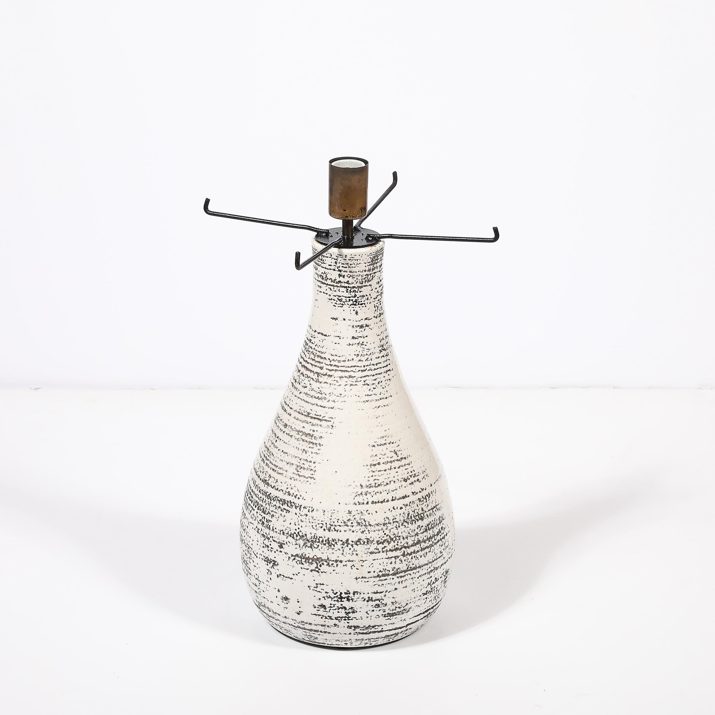 Lampe de table du milieu du siècle en céramique blanche émaillée avec abat-jour monumental en résine filée en vente 8