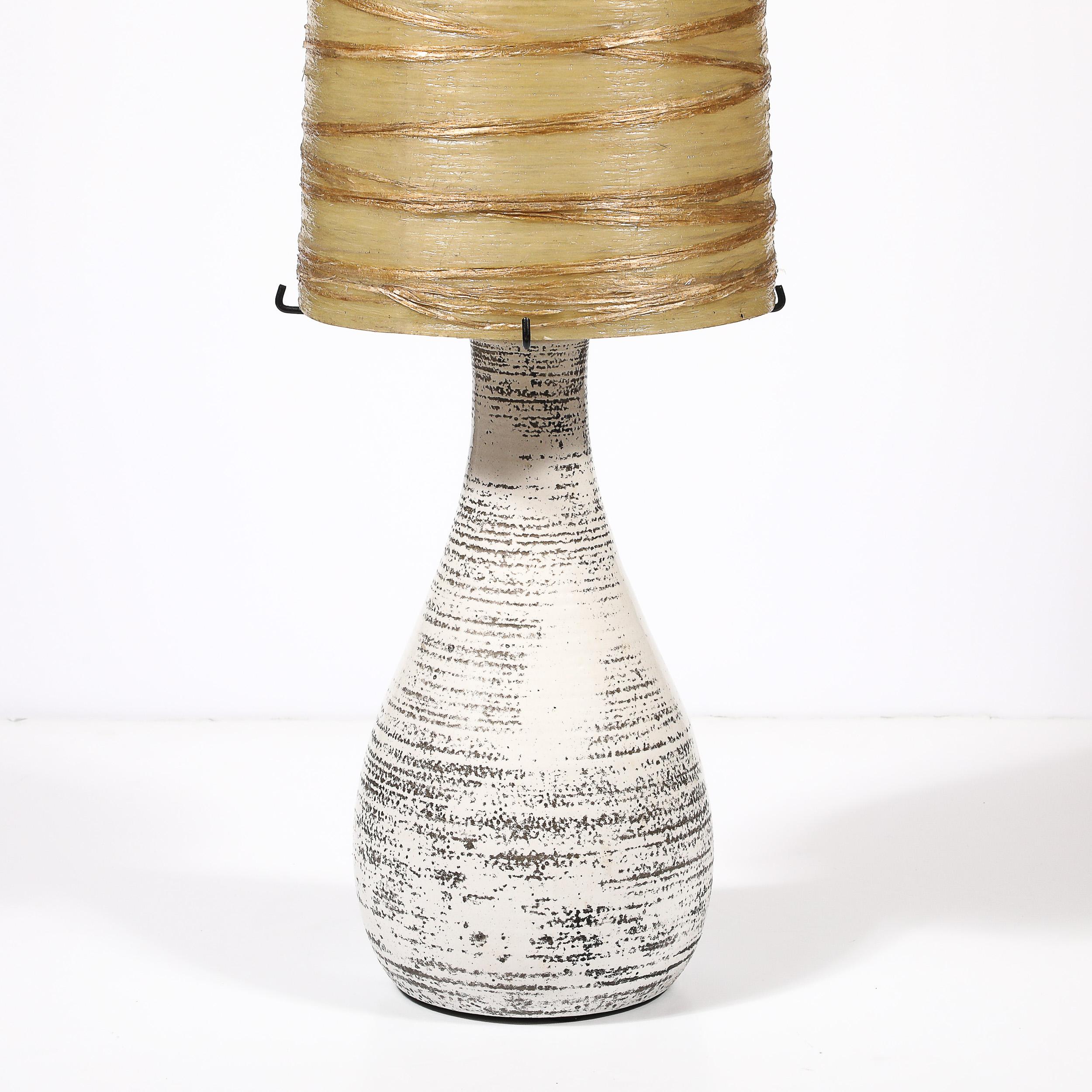 Mid-Century Modern Lampe de table du milieu du siècle en céramique blanche émaillée avec abat-jour monumental en résine filée en vente