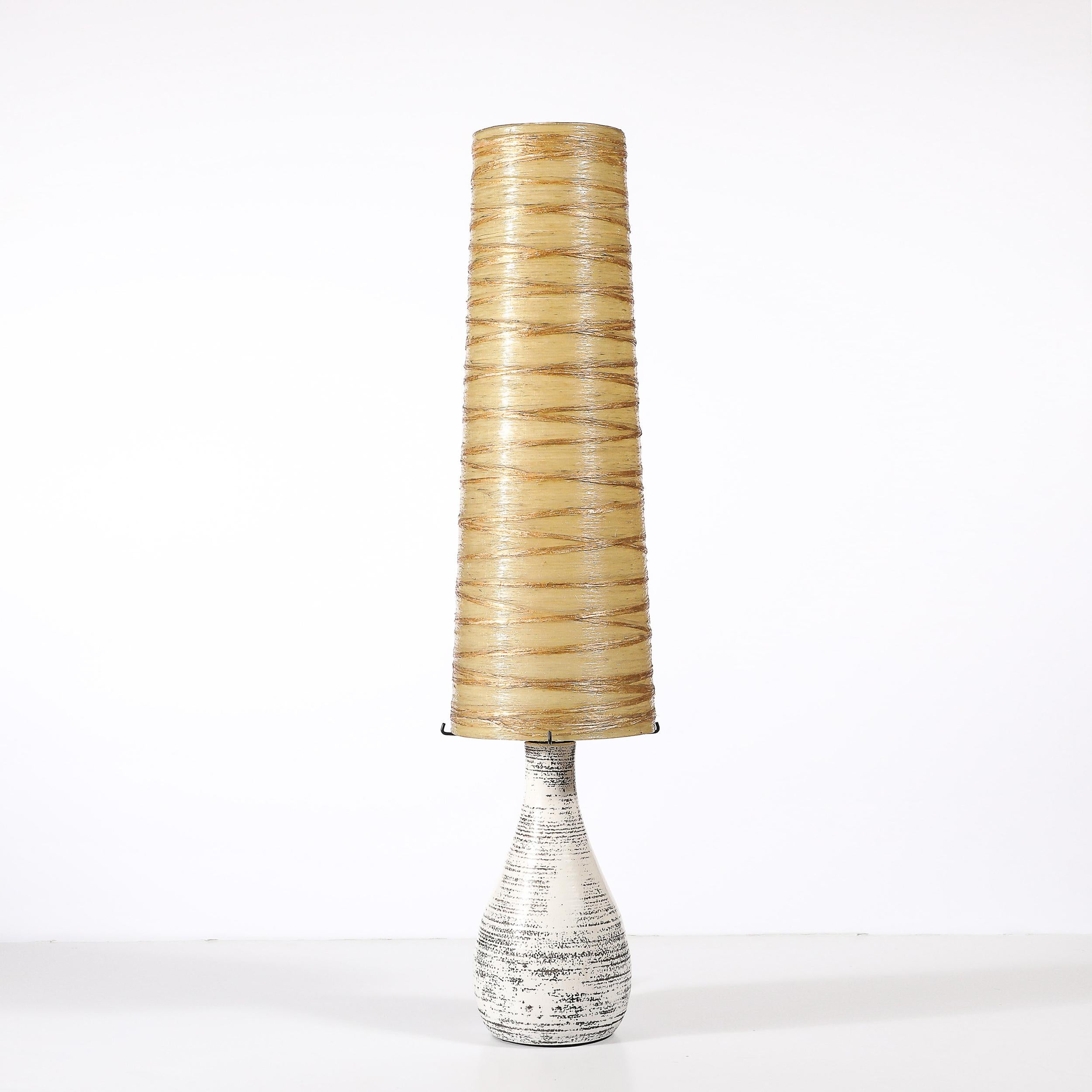 Français Lampe de table du milieu du siècle en céramique blanche émaillée avec abat-jour monumental en résine filée en vente
