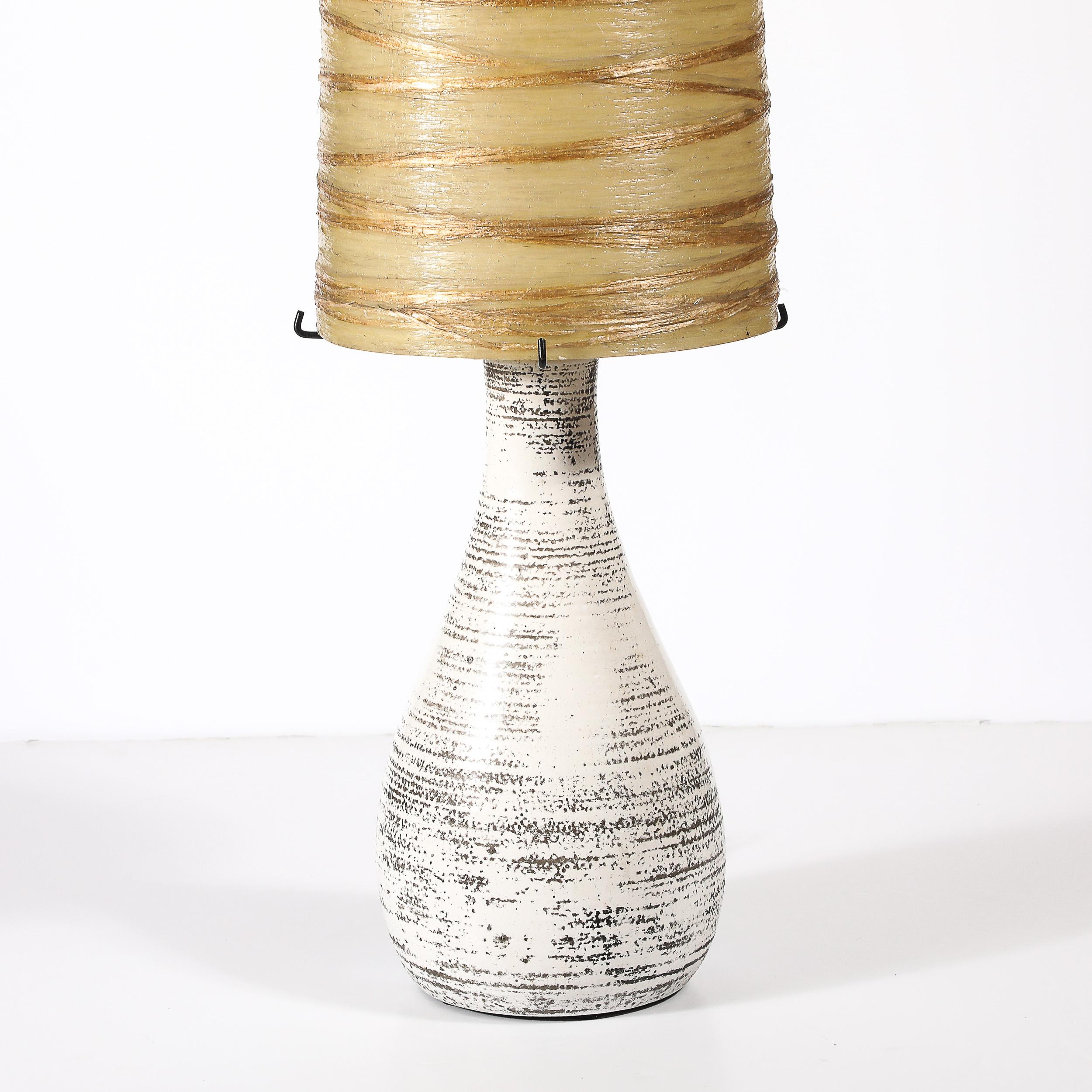 Lampe de table du milieu du siècle en céramique blanche émaillée avec abat-jour monumental en résine filée Excellent état - En vente à New York, NY