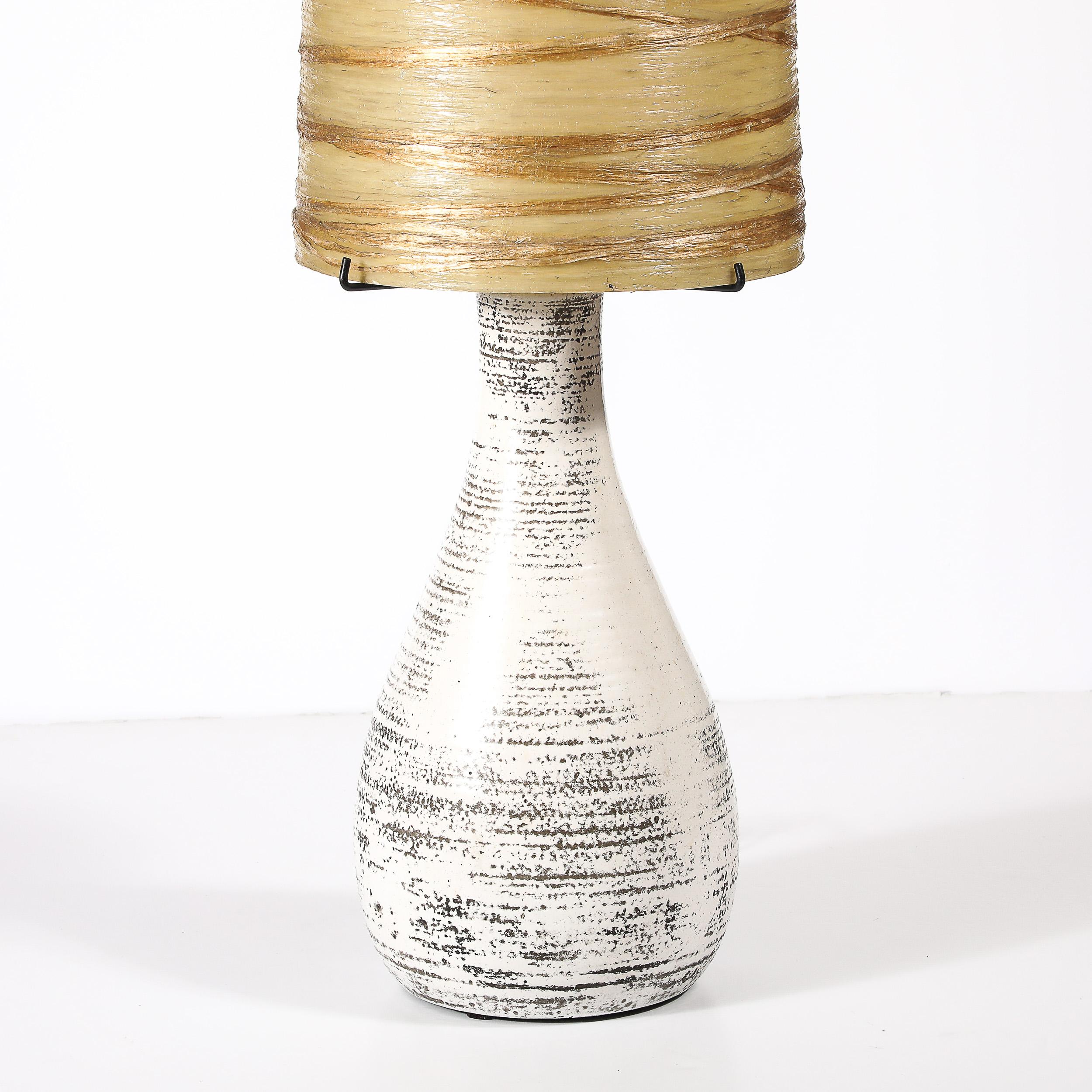 Milieu du XXe siècle Lampe de table du milieu du siècle en céramique blanche émaillée avec abat-jour monumental en résine filée en vente