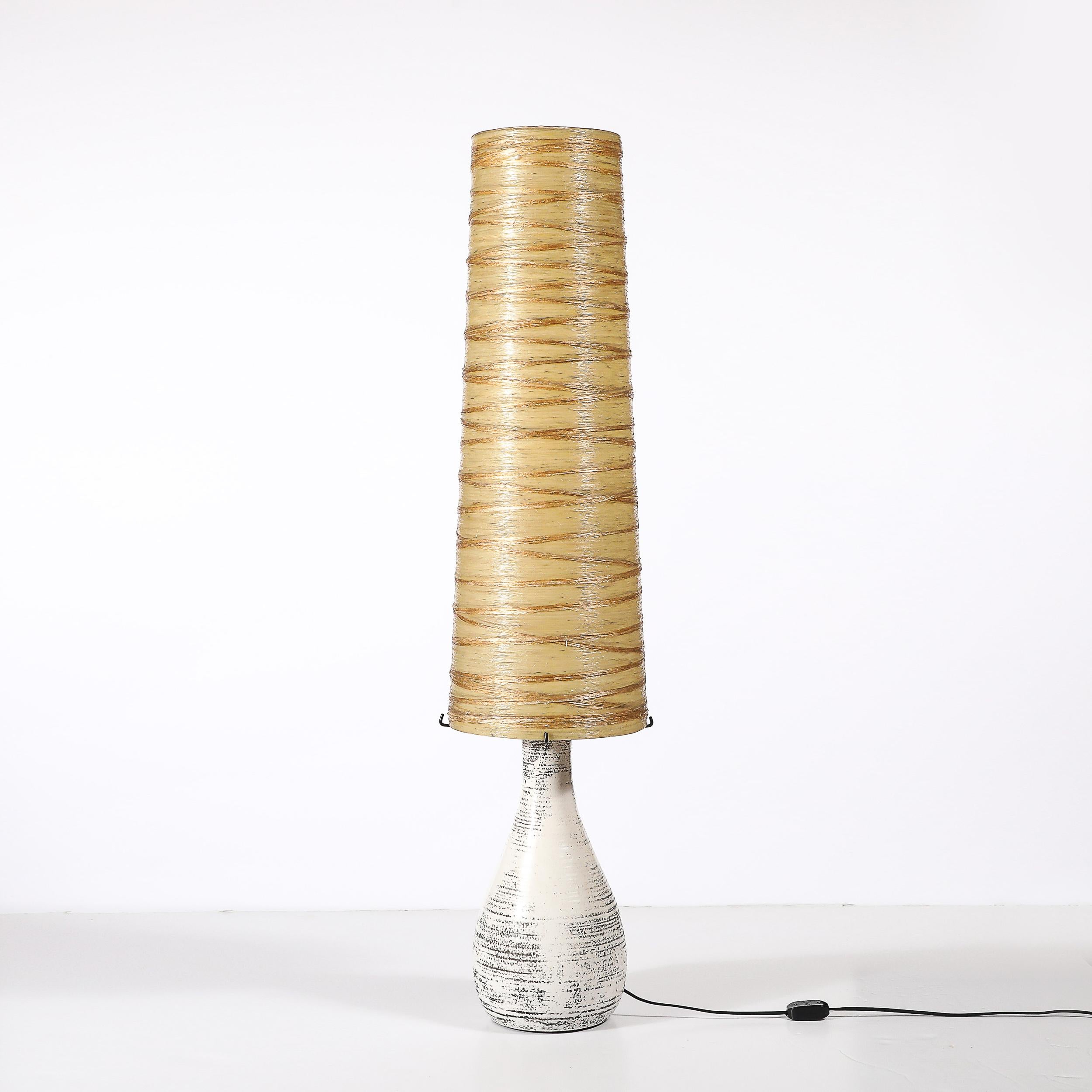 Céramique Lampe de table du milieu du siècle en céramique blanche émaillée avec abat-jour monumental en résine filée en vente
