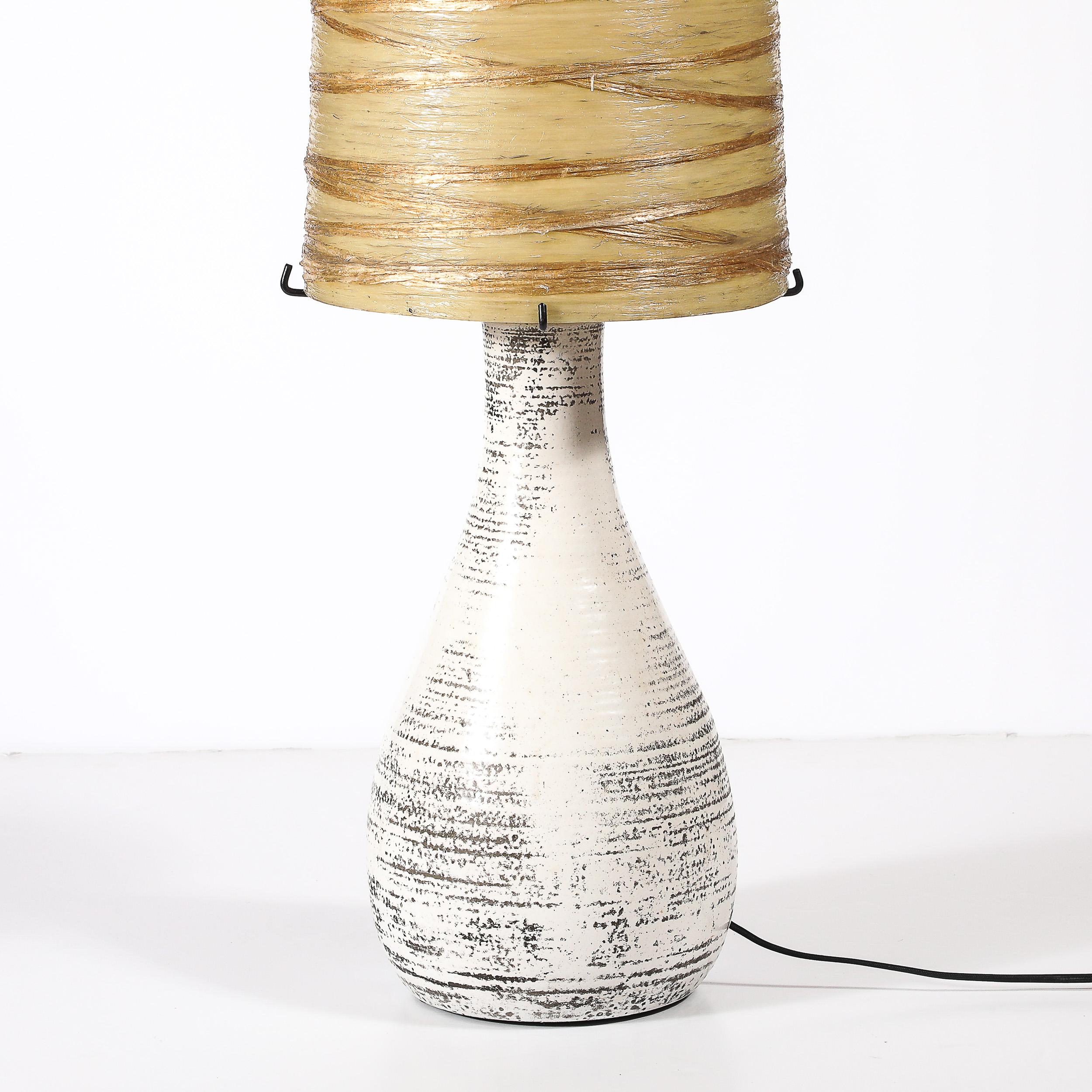 Lampe de table du milieu du siècle en céramique blanche émaillée avec abat-jour monumental en résine filée en vente 1