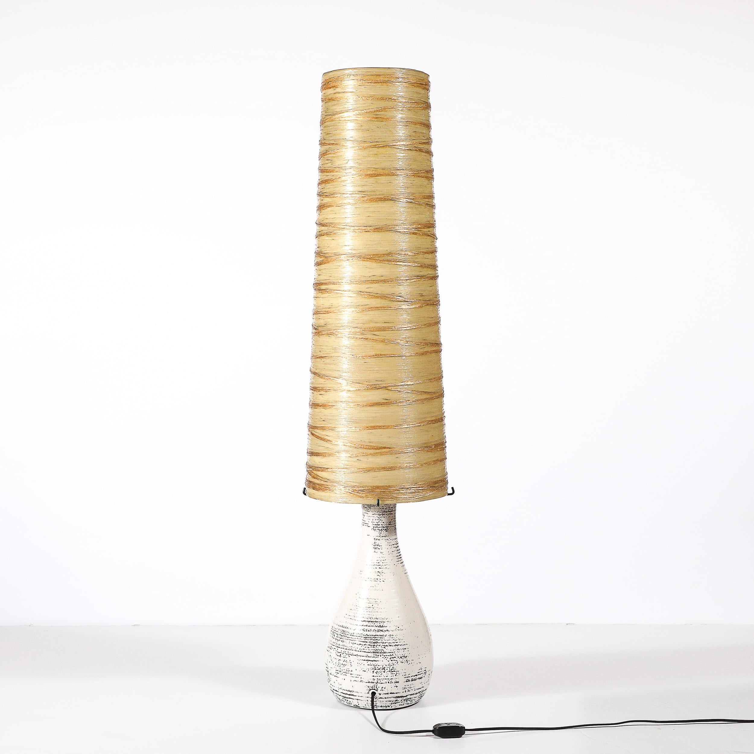 Lampe de table du milieu du siècle en céramique blanche émaillée avec abat-jour monumental en résine filée en vente 2