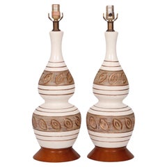 Paire de lampes de table en céramique blanche et or du milieu du siècle dernier