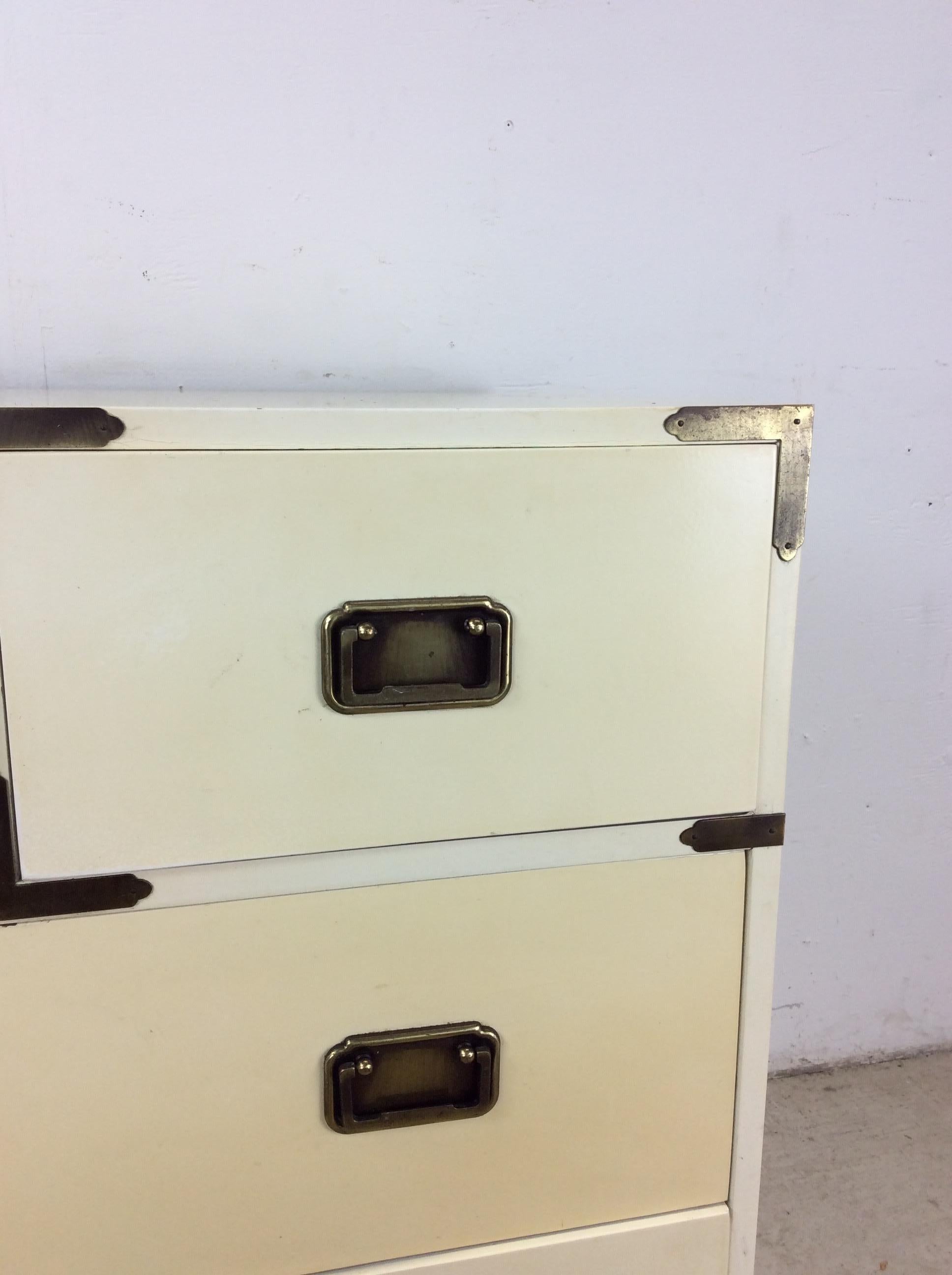 Cassettiera in stile Campaigner di metà secolo in lacca bianca in vendita 3