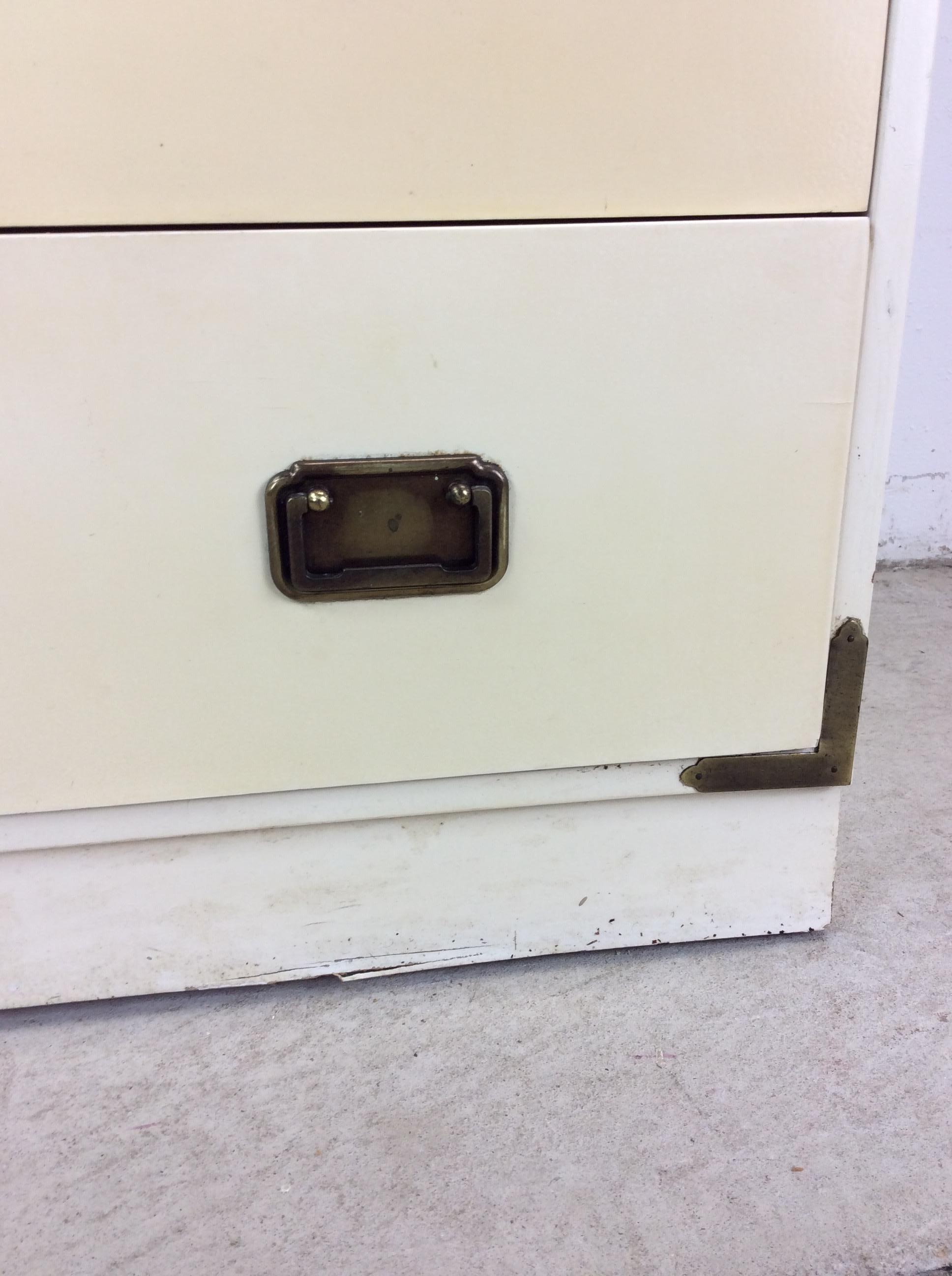 Cassettiera in stile Campaigner di metà secolo in lacca bianca in vendita 4