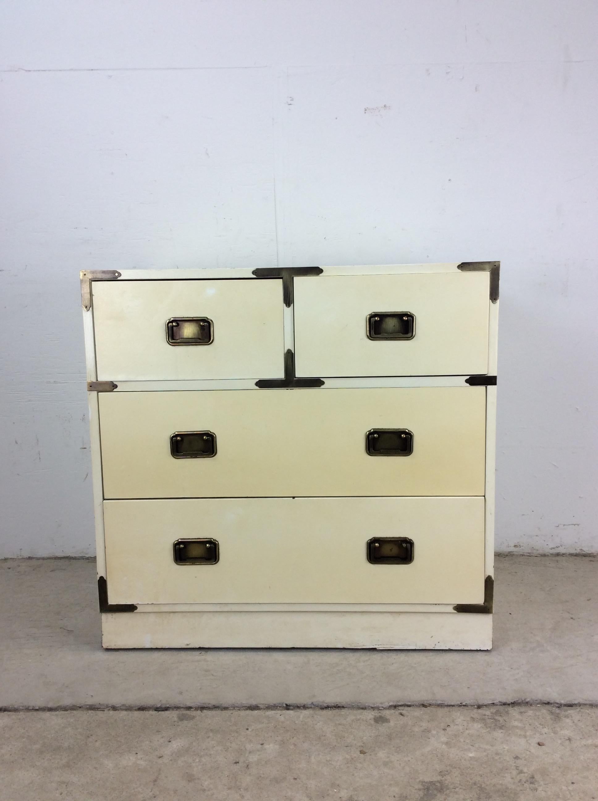 Questa cassettiera vintage in stile Campaigner presenta una struttura in legno pressato con impiallacciatura in lacca bianca, ferramenta in ottone e quattro cassetti a coda di rondine. u2028u2028un pezzo identico disponibile