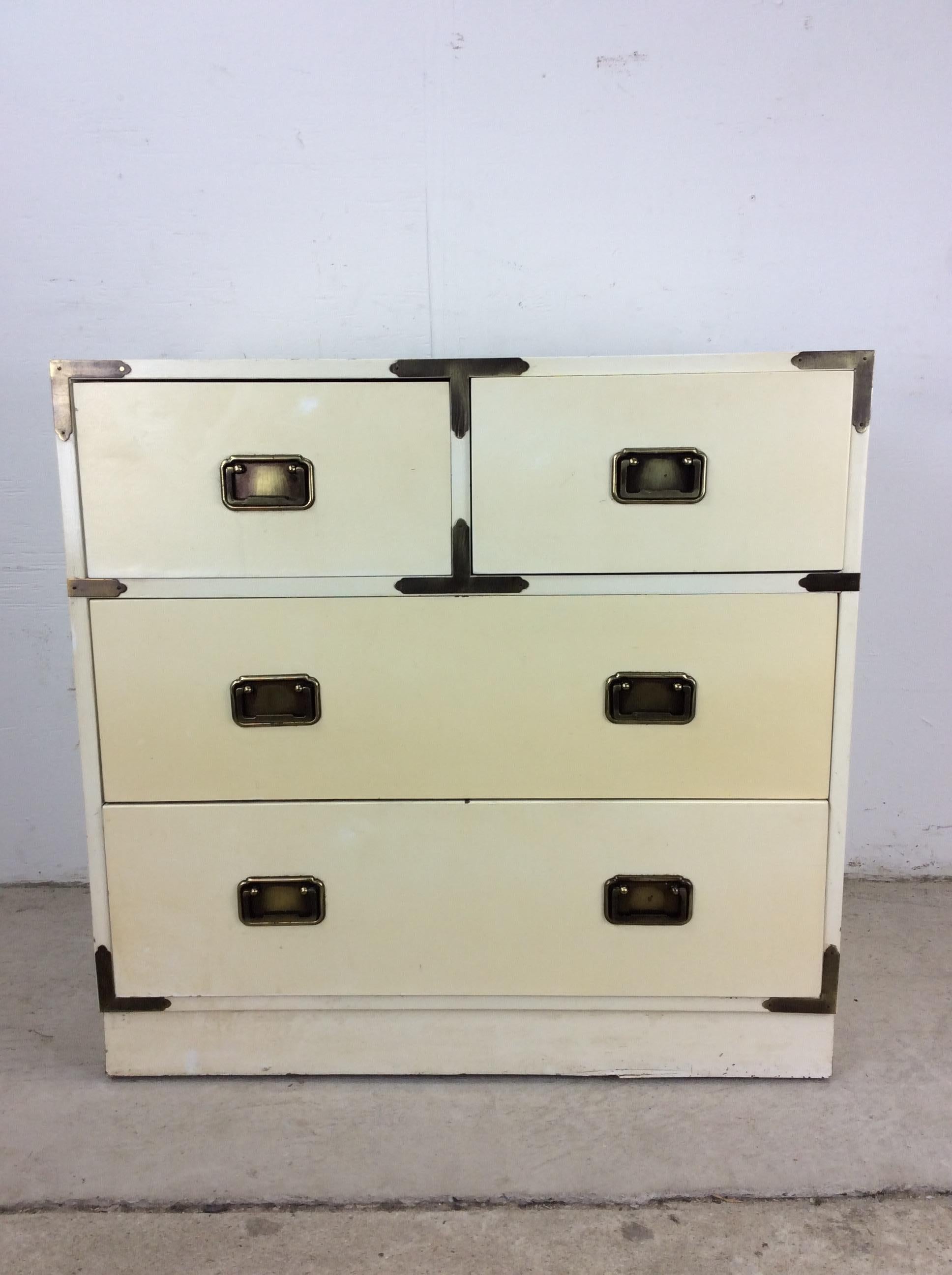 Ottone Cassettiera in stile Campaigner di metà secolo in lacca bianca in vendita