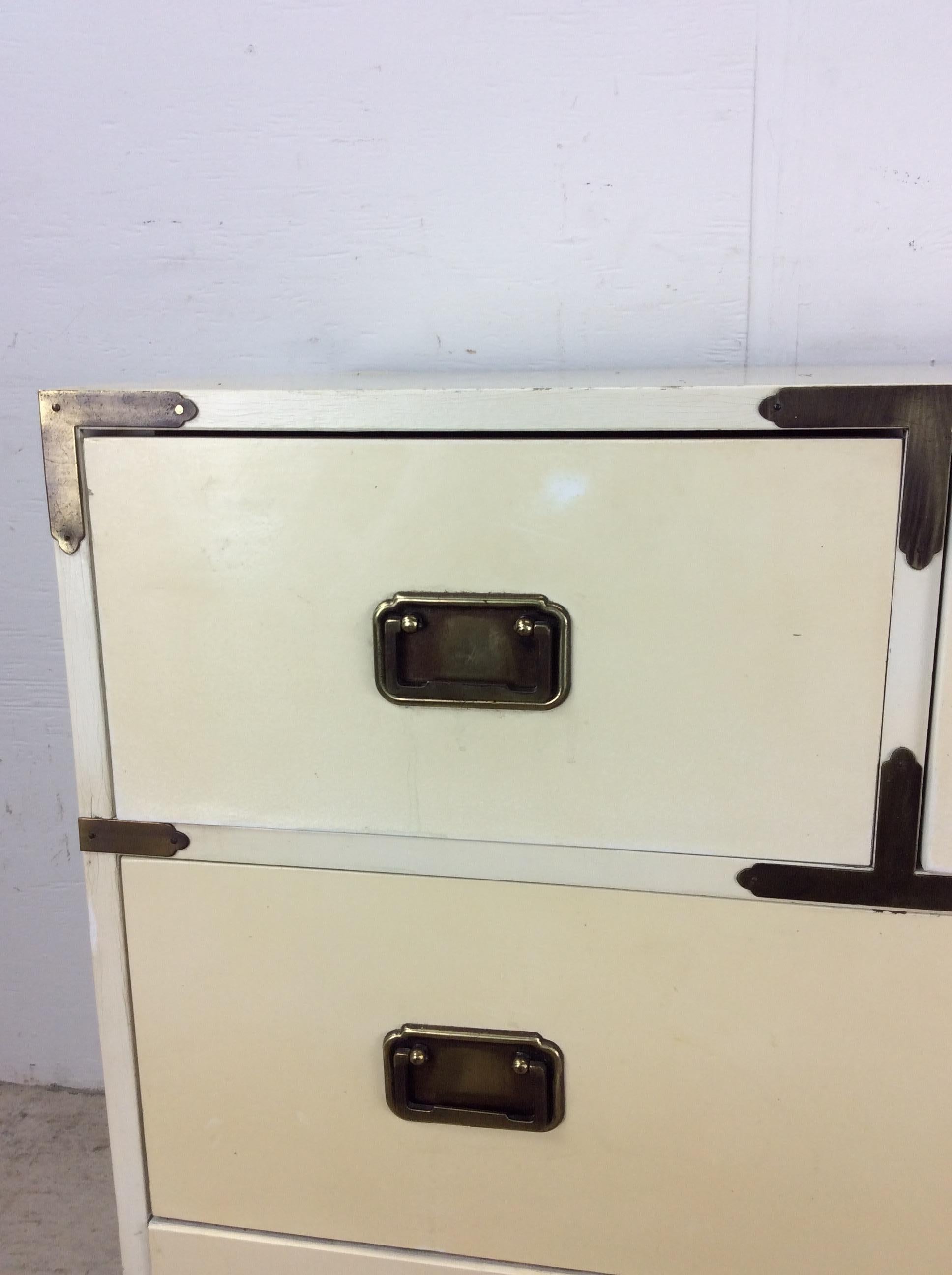 Cassettiera in stile Campaigner di metà secolo in lacca bianca in vendita 2