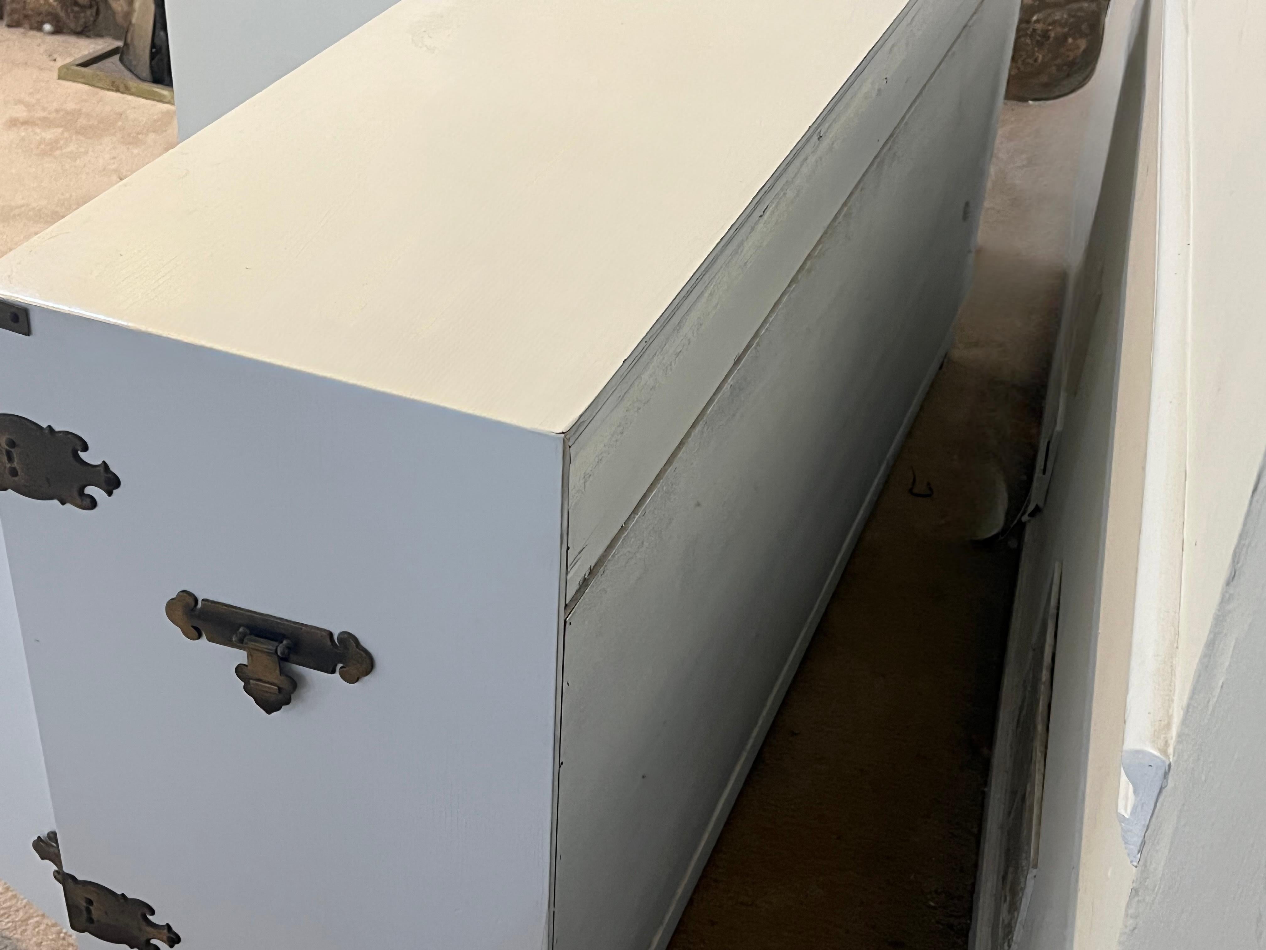 XX secolo Credenza di metà secolo laccata bianca in stile Asian Modern James Mont Ming in vendita