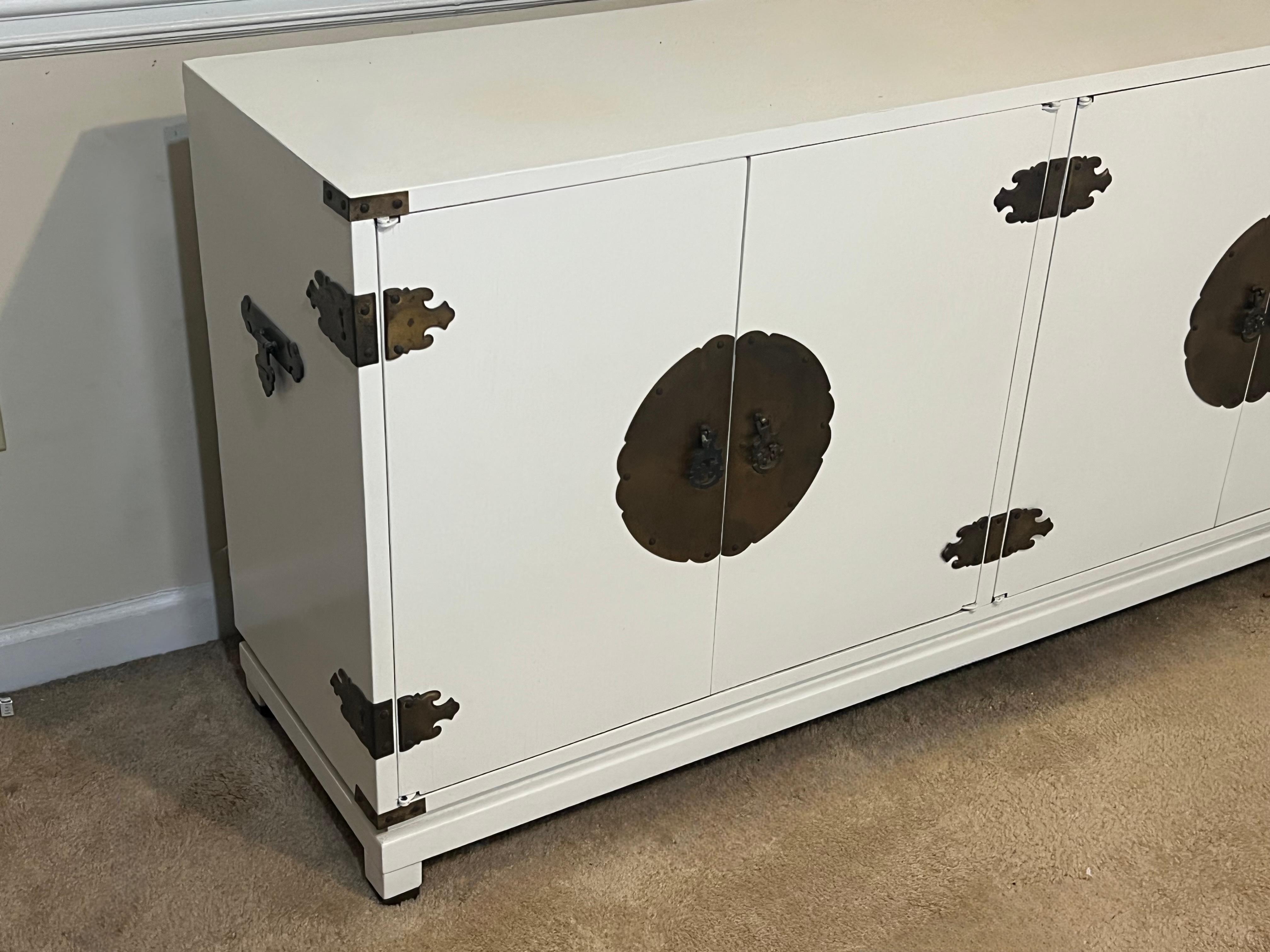 Ottone Credenza di metà secolo laccata bianca in stile Asian Modern James Mont Ming in vendita