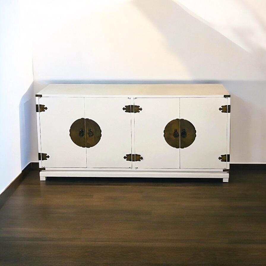 Credenza di metà secolo laccata bianca in stile Asian Modern James Mont Ming in vendita 2