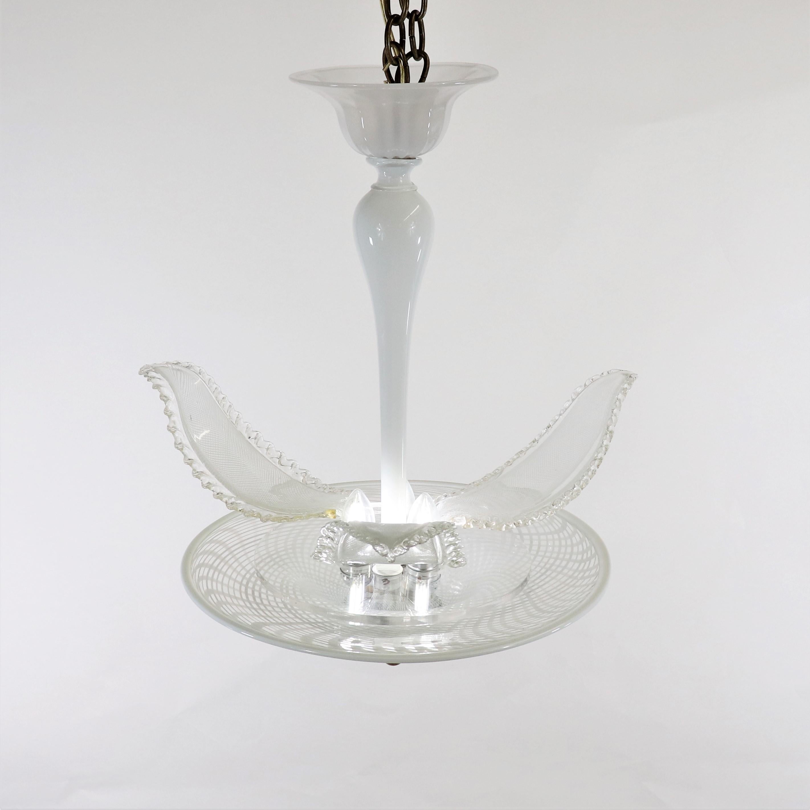Mid-Century moderno Lampada a forma di fronda di Murano bianca di metà secolo in vendita