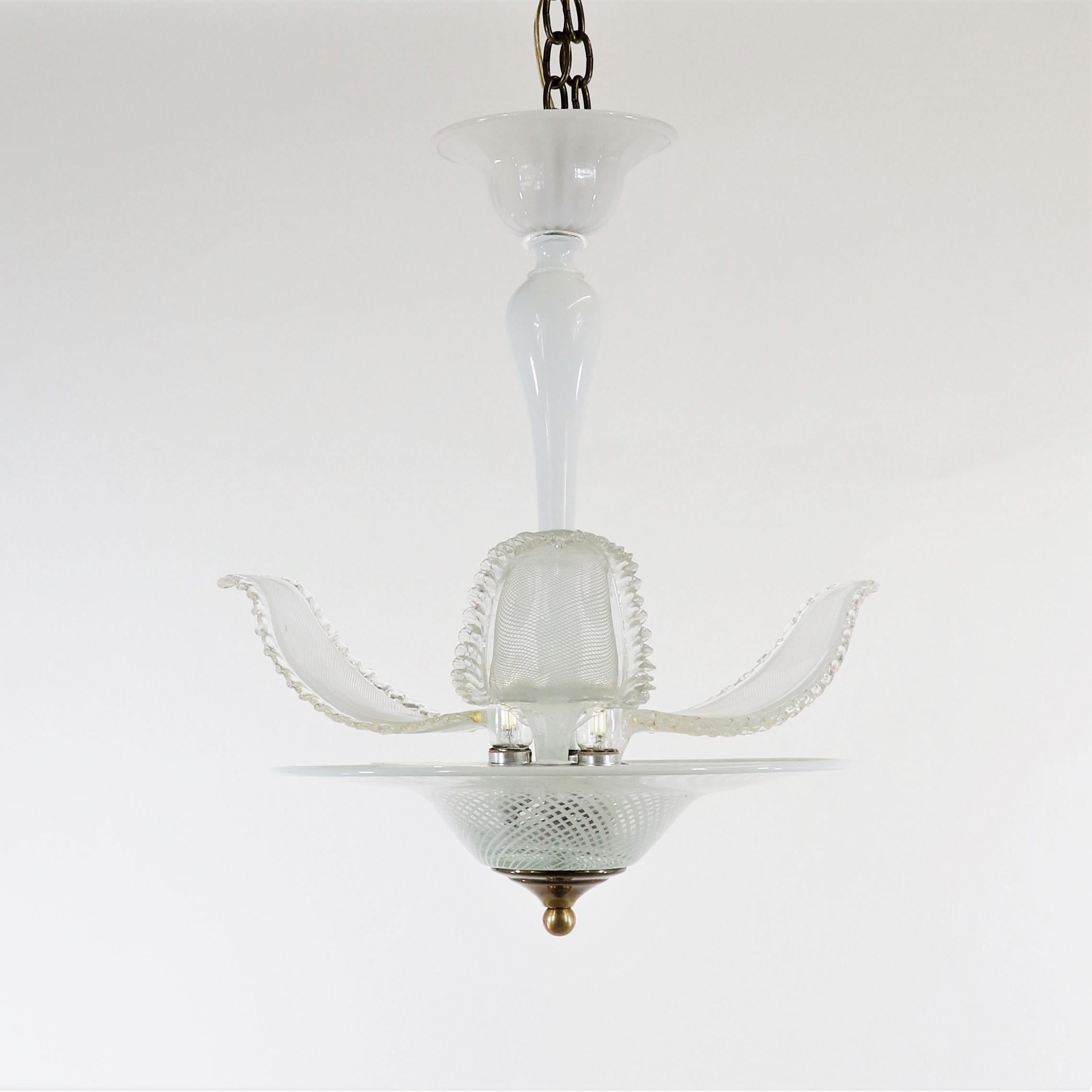 Fatto a mano Lampada a forma di fronda di Murano bianca di metà secolo in vendita