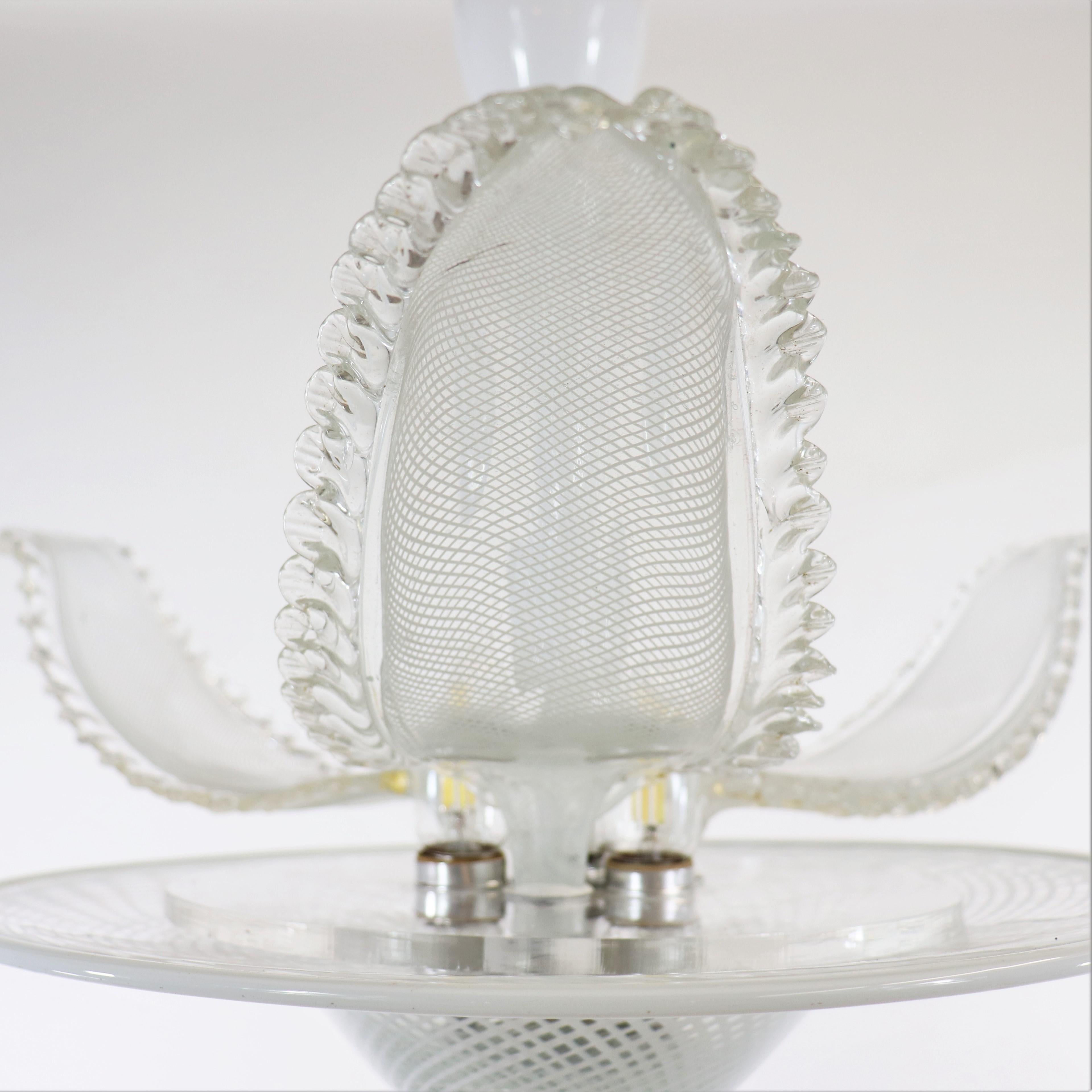 Vetro soffiato Lampada a forma di fronda di Murano bianca di metà secolo in vendita