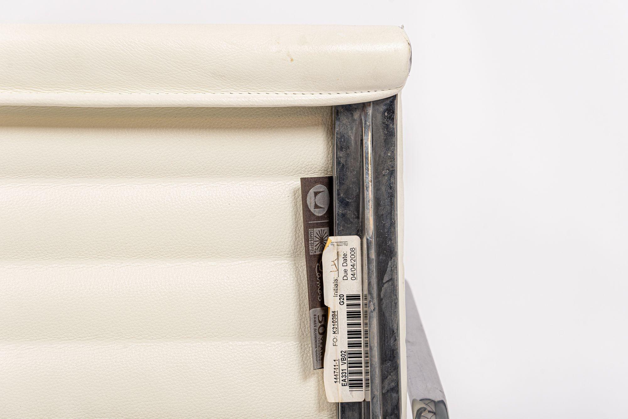 Chaises de bureau en cuir blanc du milieu du siècle dernier par Eames pour Herman Miller en vente 3