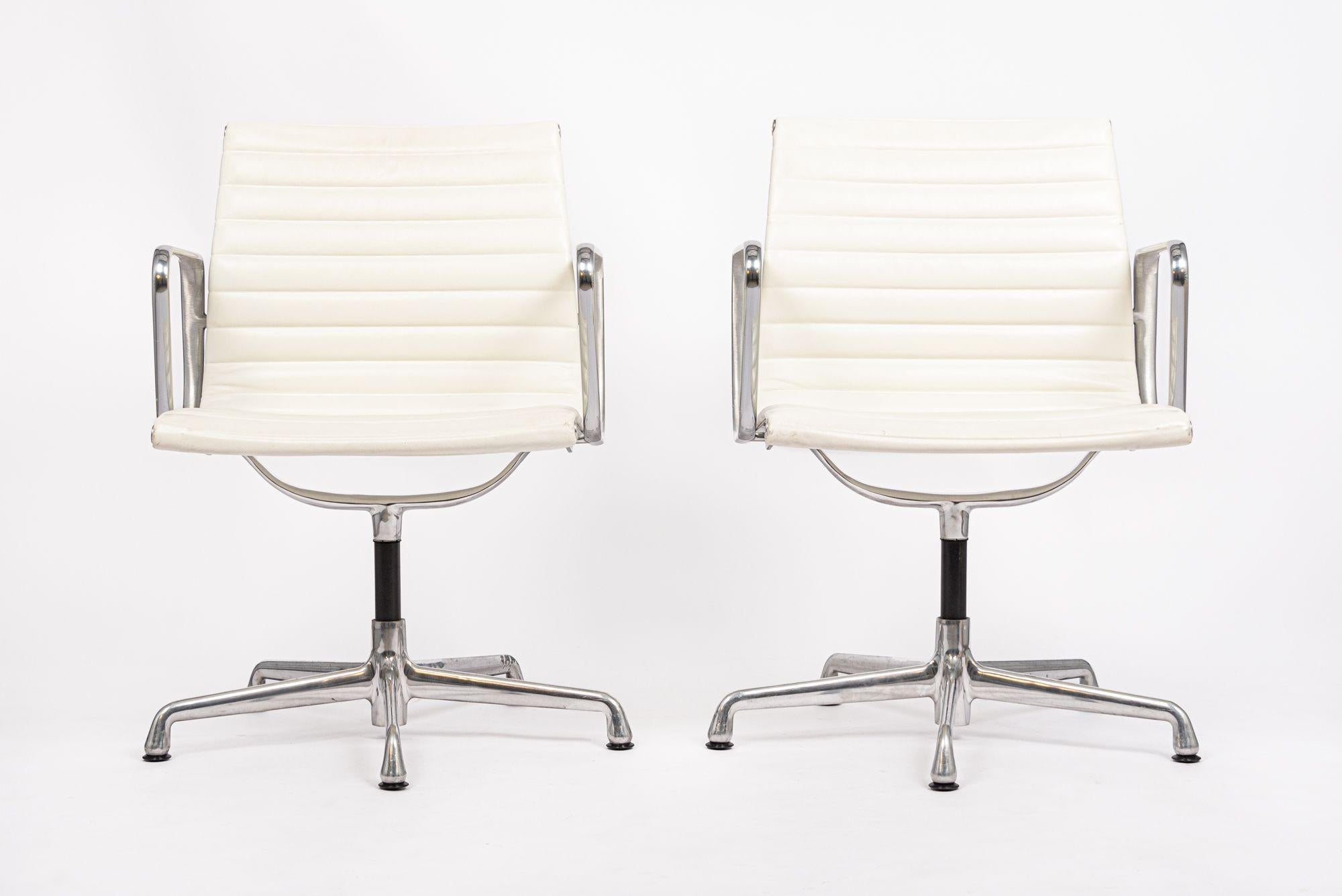 Der Bürostuhl Aluminum Group Management, entworfen von Charles & Ray Eames für Herman Miller, gehört zur Eames Aluminum Group Collection'S. Diese unverwechselbaren Stühle sind das Ergebnis der Experimente der Eames mit Aluminium, das nach dem