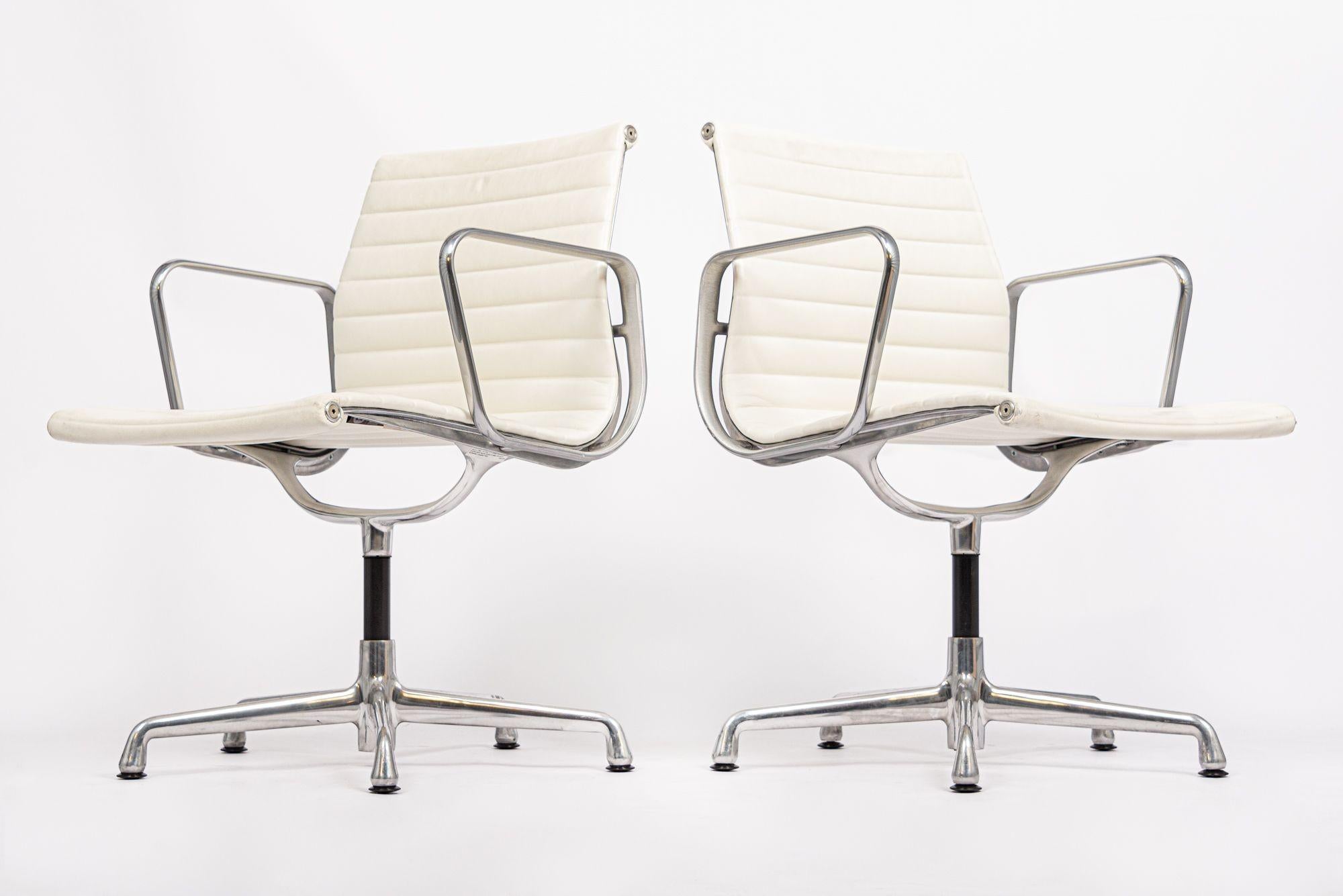 Mid-Century Modern Chaises de bureau en cuir blanc du milieu du siècle dernier par Eames pour Herman Miller en vente