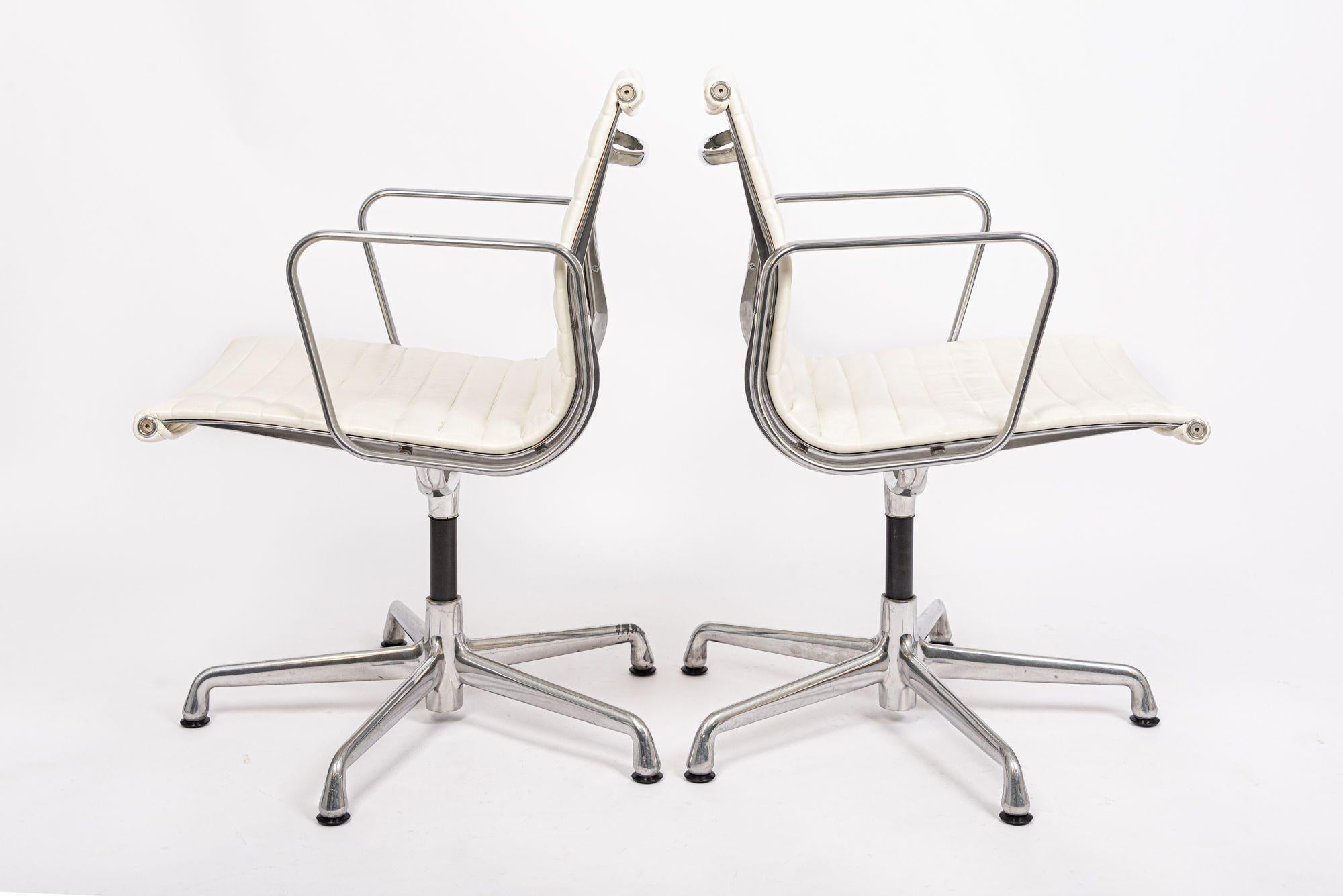 Bürostühle aus weißem Leder aus der Mitte des Jahrhunderts von Eames für Herman Miller (amerikanisch)